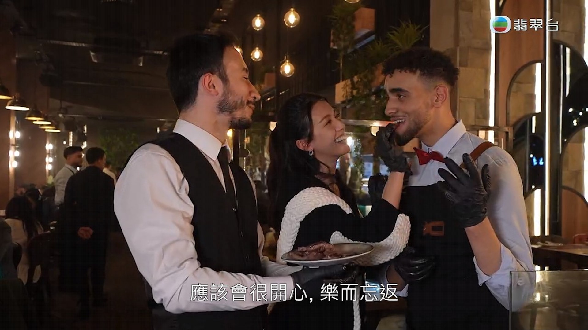 一睇就知蔡思貝玩符好開心。(《貝遊英倫》截圖) 一睇就知蔡思貝玩符好開心。(《貝遊英倫》截圖)