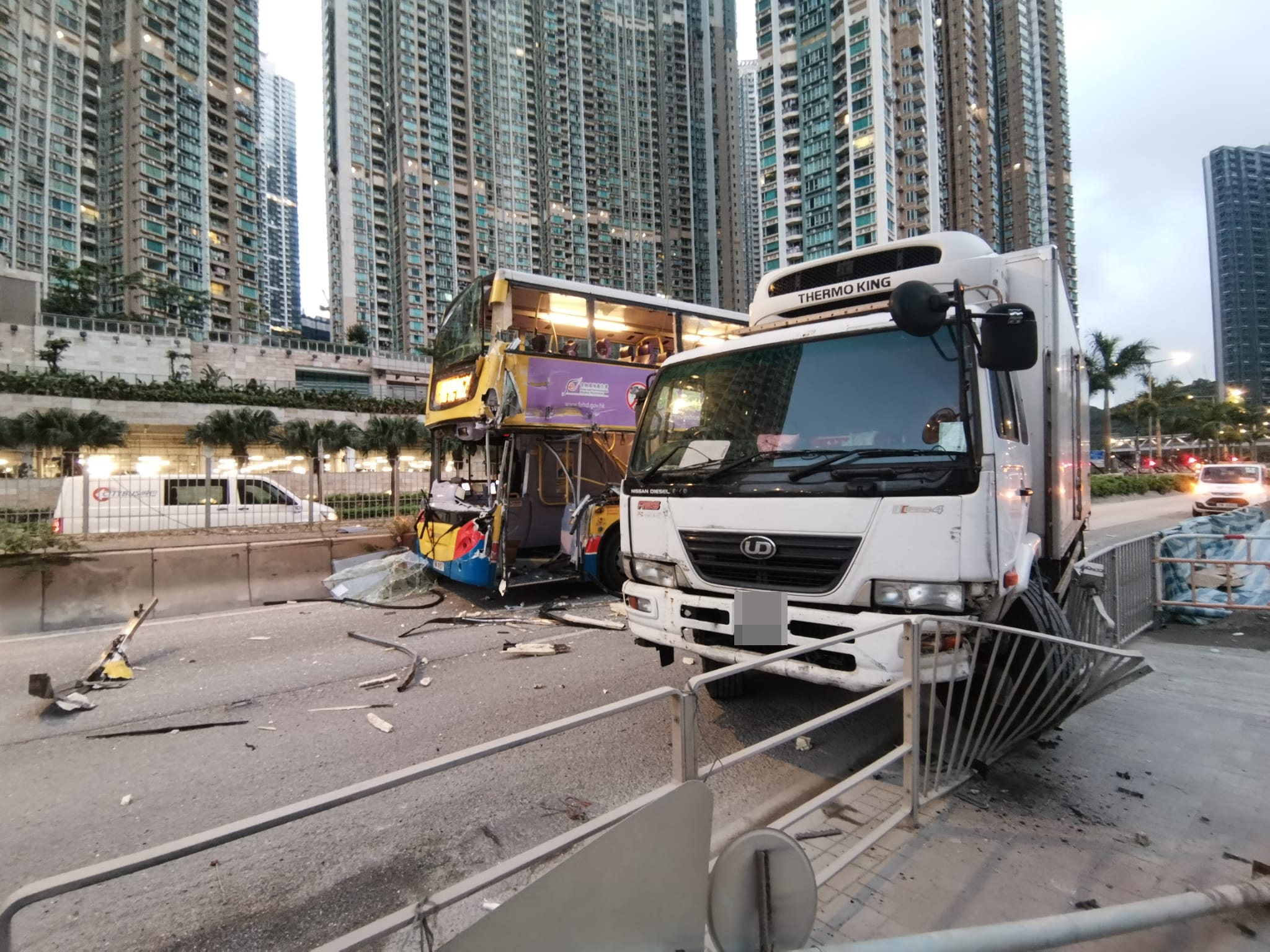 兩車車身嚴重損毀。