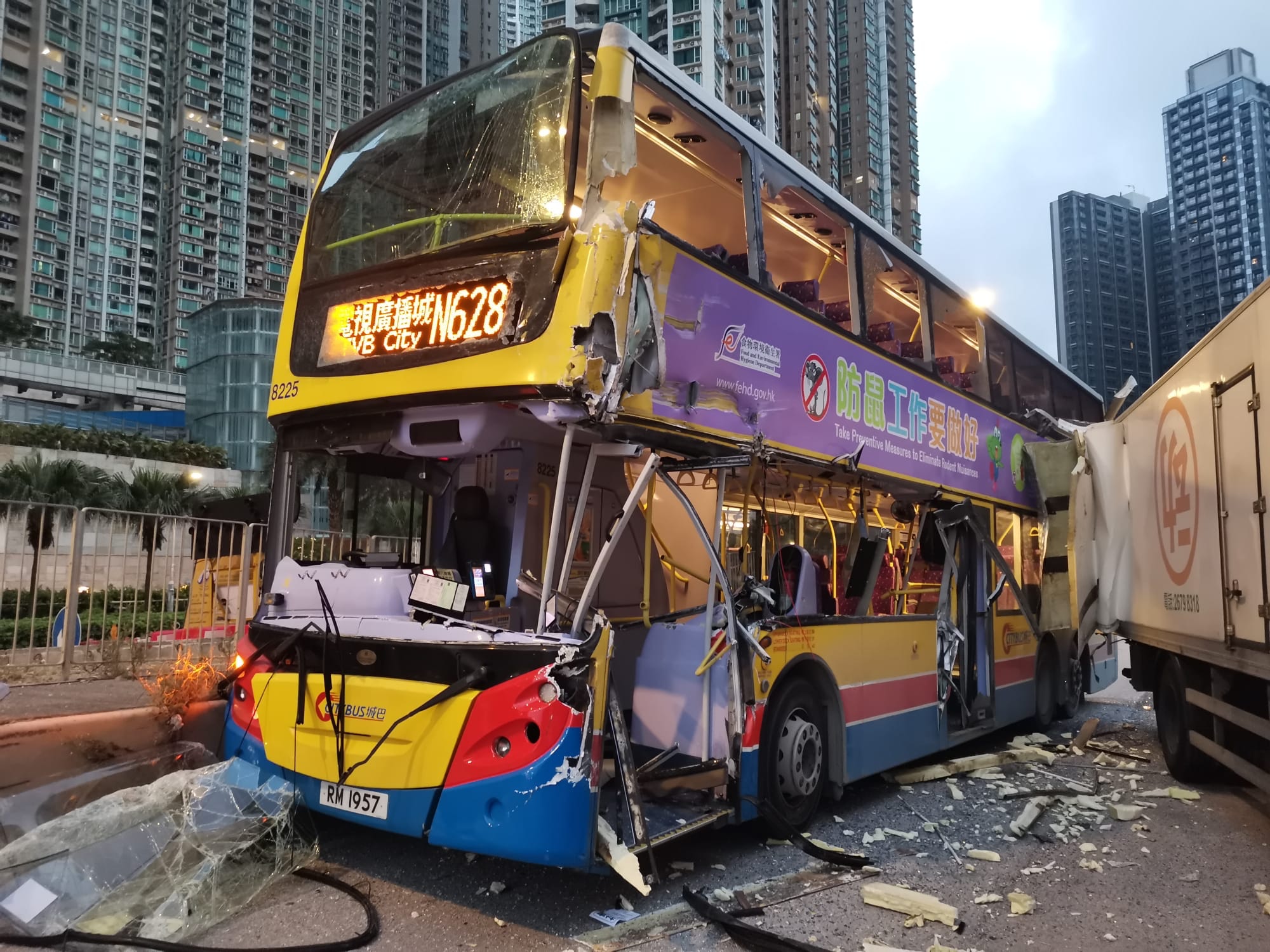 巴士車身嚴重損毀。