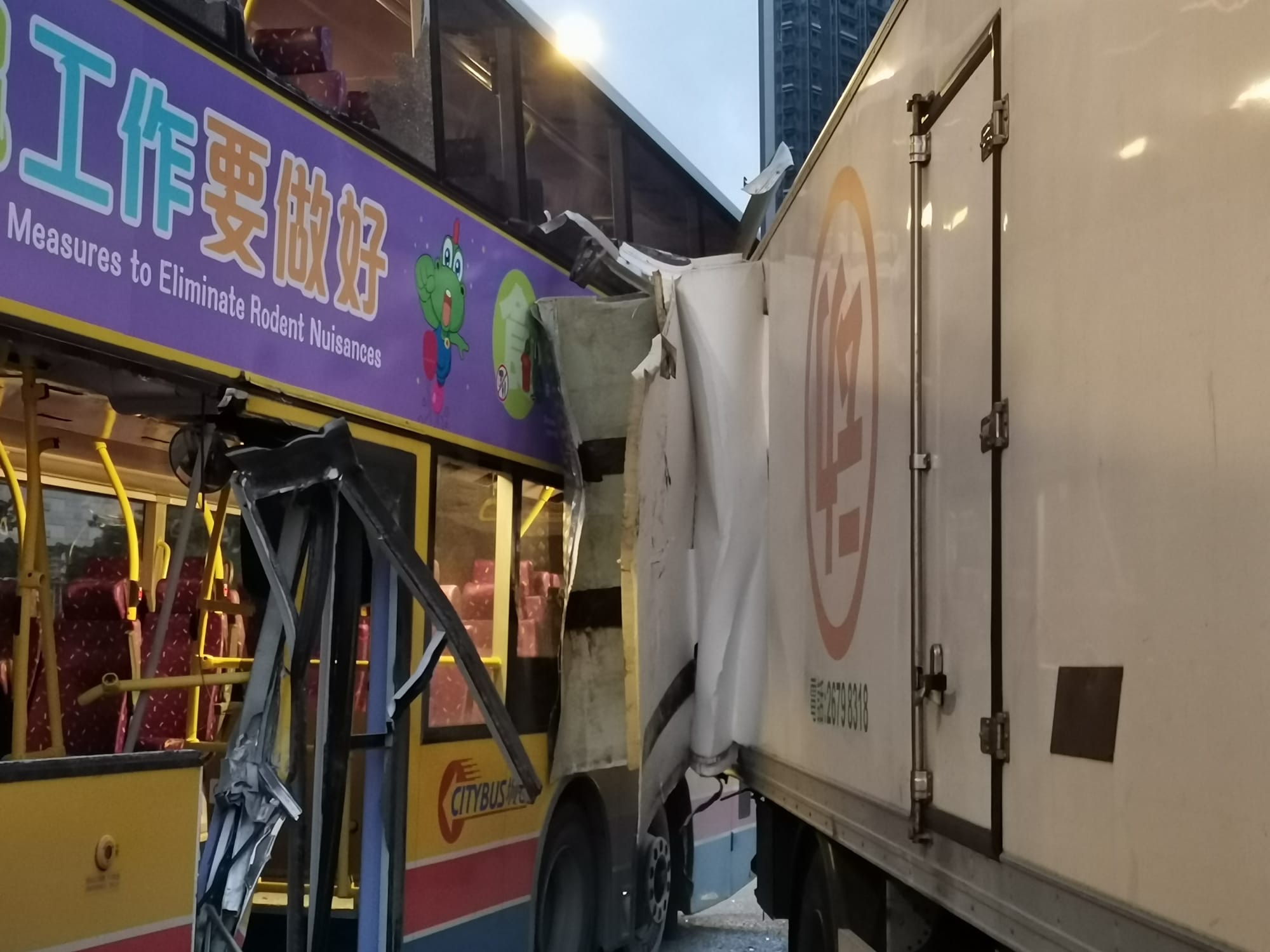 兩車車身嚴重損毀。