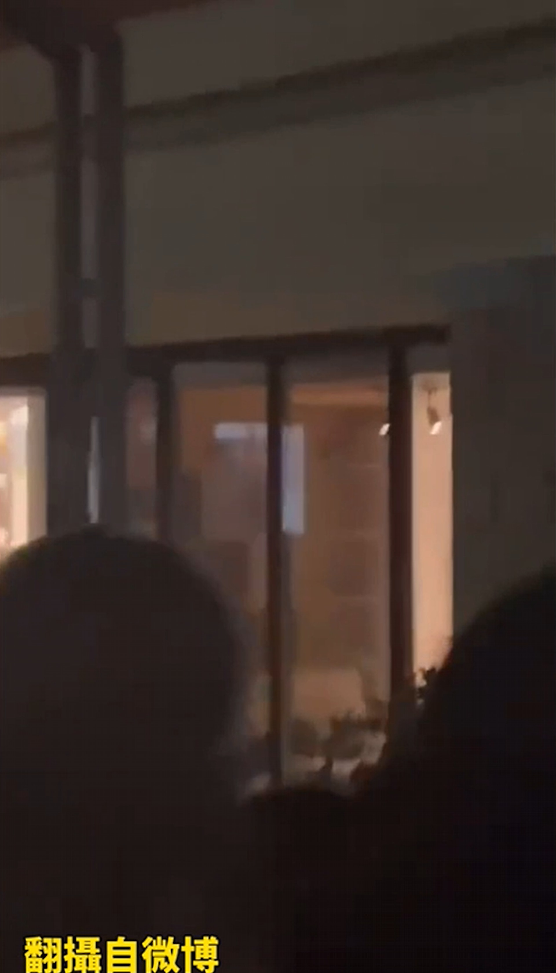 沒想到旁邊的落地窗是全透明的,吸引了許多看好戲的學生聚集圍觀。(截圖自微博) 沒想到旁邊的落地窗是全透明的,吸引了許多看好戲的學生聚集圍觀。(截圖自微博)