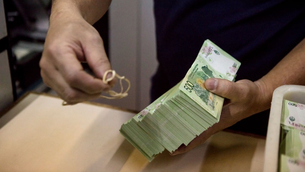 阿根廷披索官方匯價大貶值54% 最新為1美元兌800披索