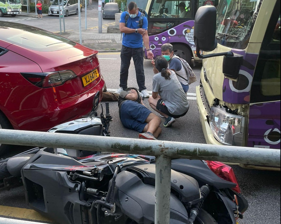 西貢公路電單車與兩車相撞　兩男受傷倒地　熱心途人蹲地救援
