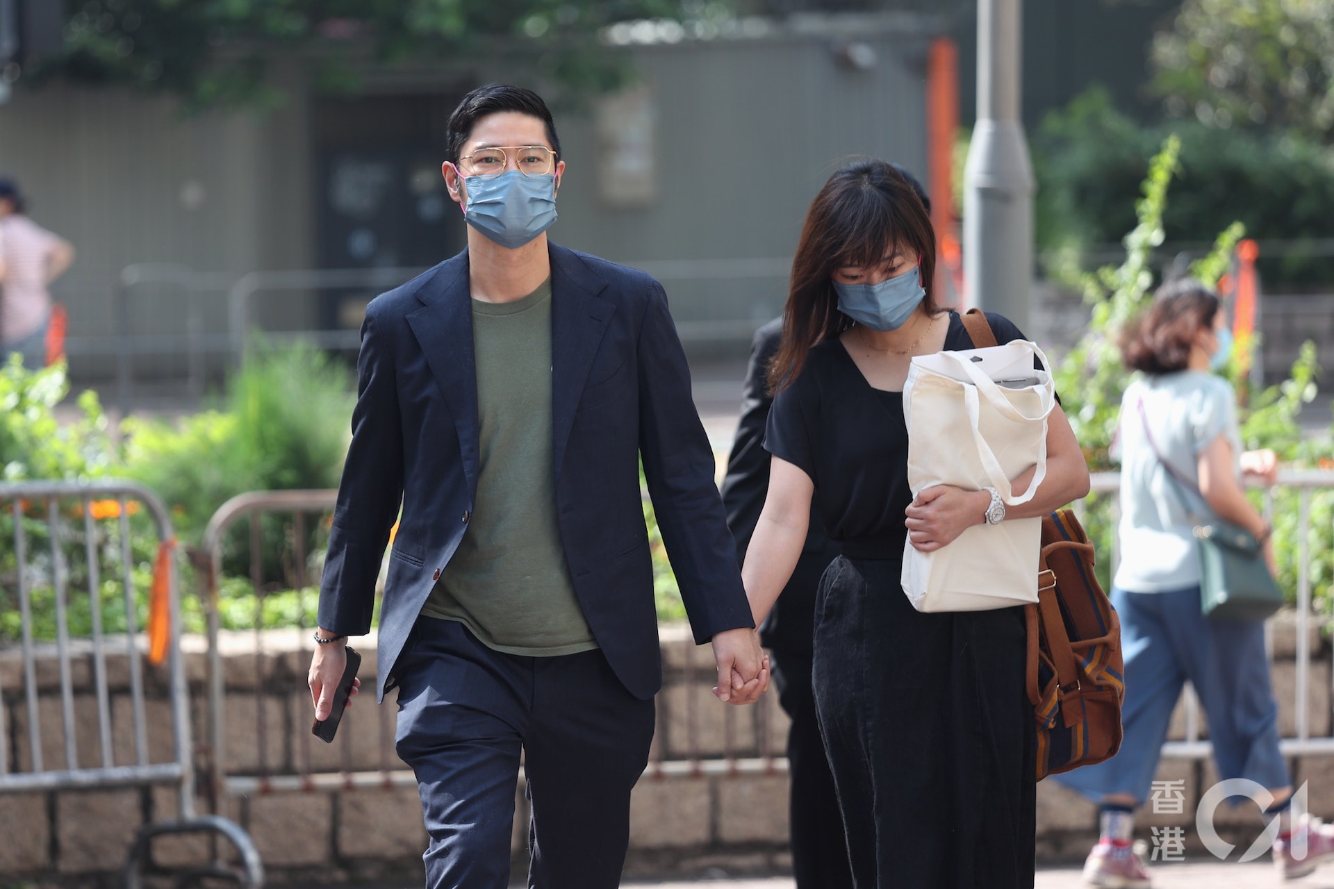 控方指被告王宗堯(左)當日穿著印有「我自由故我在」的黑天恤,在立法會會議廳內出現,因他是演員且具知名度而被警方認出。(張浩維攝) 控方指被告王宗堯(左)當日穿著印有「我自由故我在」的黑天恤,在立法會會議廳內出現,因他是演員且具知名度而被警方認出。(張浩維攝)