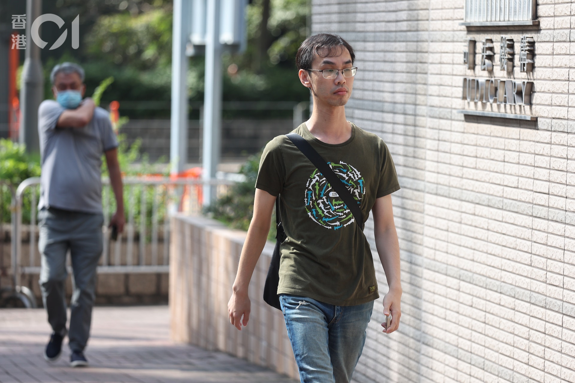 被告馬啟聰被指當日曾在立法會大樓用電話拍攝,並曾走上主席台,但辯方指任職網媒記者的馬,當時正在採訪。(張浩維攝) 被告馬啟聰被指當日曾在立法會大樓用電話拍攝,並曾走上主席台,但辯方指任職網媒記者的馬,當時正在採訪。(張浩維攝)