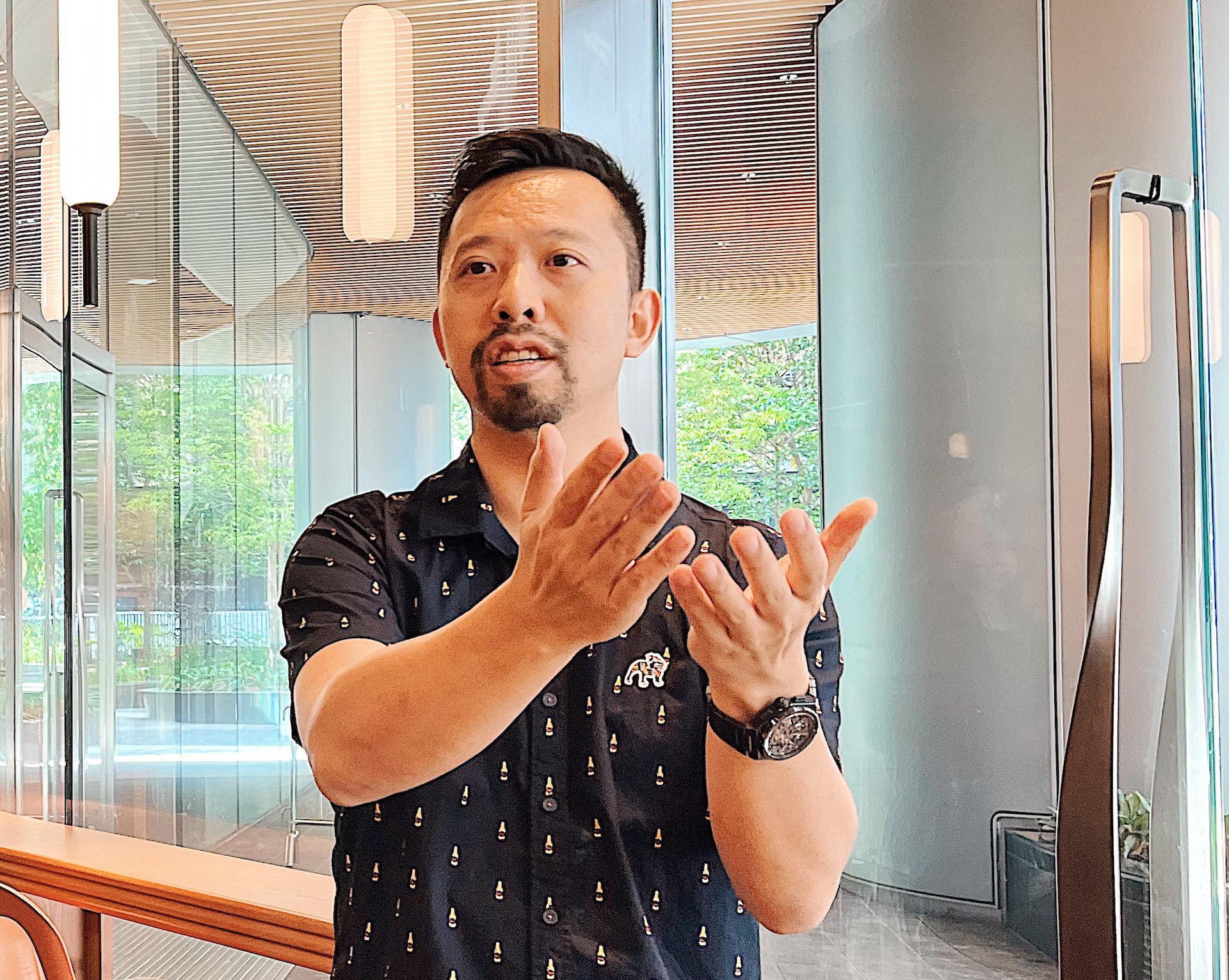 Alchemy老闆Peter常常駐守不同分店,分享自己對咖啡的熱愛。(照片由記者提供) Alchemy老闆Peter常常駐守不同分店,分享自己對咖啡的熱愛。(照片由記者提供)