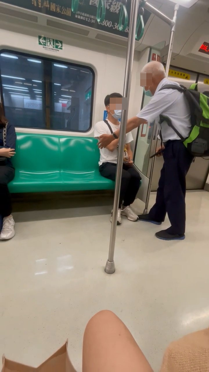 有台灣女生於網上發布影片，指近日乘搭捷運時見到有老伯要年輕男子讓出「博愛座（關發座）」位置。（影片截圖）