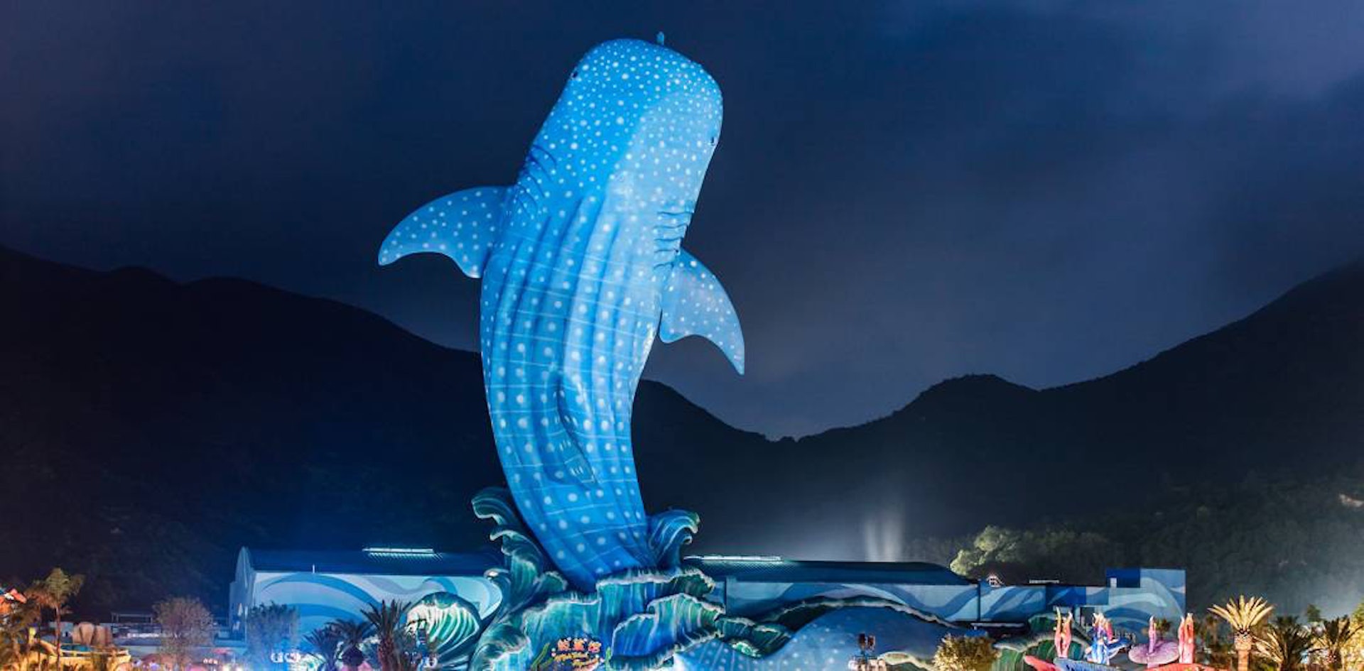 珠海長隆海洋王國位於珠海橫琴長隆國際海洋度假區內,滙集稀有海洋動物、新奇大型演藝表演、頂級遊樂設施,是全球最大的海洋主題公園,同時為中國首個獲得「奧斯卡」級殊榮的主題公園。(珠海長隆度假區官網) 珠海長隆海洋王國位於珠海橫琴長隆國際海洋度假區內,滙集稀有海洋動物、新奇大型演藝表演、頂級遊樂設施,是全球最大的海洋主題公園,同時為中國首個獲得「奧斯卡」級殊榮的主題公園。(珠海長隆度假區官網)