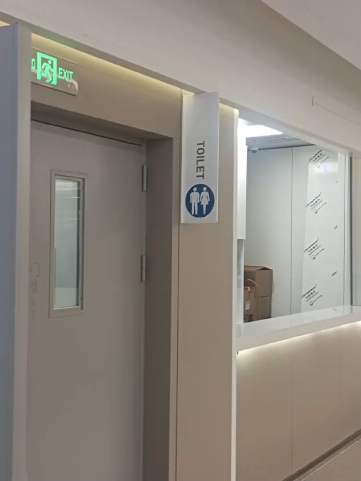 網民爆料稱，天津市第一中心醫院內的廁所，全部為英文標識、沒有中文。（影片截圖）