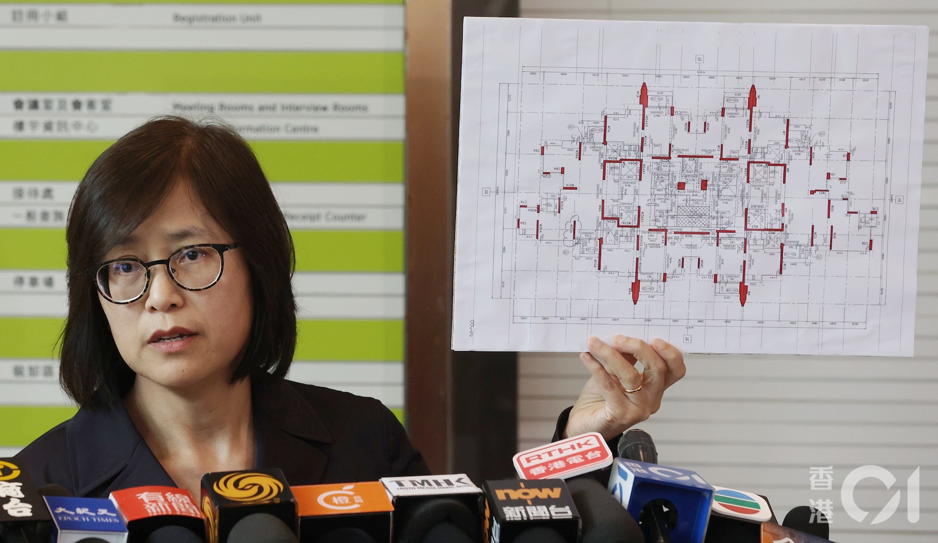 將軍澳日出康城首都一個單位被揭拆去部分主力牆,屋宇署署長余寶美5月30日表示,改動結構並非不可以做,業主可以聘請專業人士,向署方申請,並計算對結構是否有影響,由署方審批。(余俊亮攝) 將軍澳日出康城首都一個單位被揭拆去部分主力牆,屋宇署署長余寶美5月30日表示,改動結構並非不可以做,業主可以聘請專業人士,向署方申請,並計算對結構是否有影響,由署方審批。(余俊亮攝)