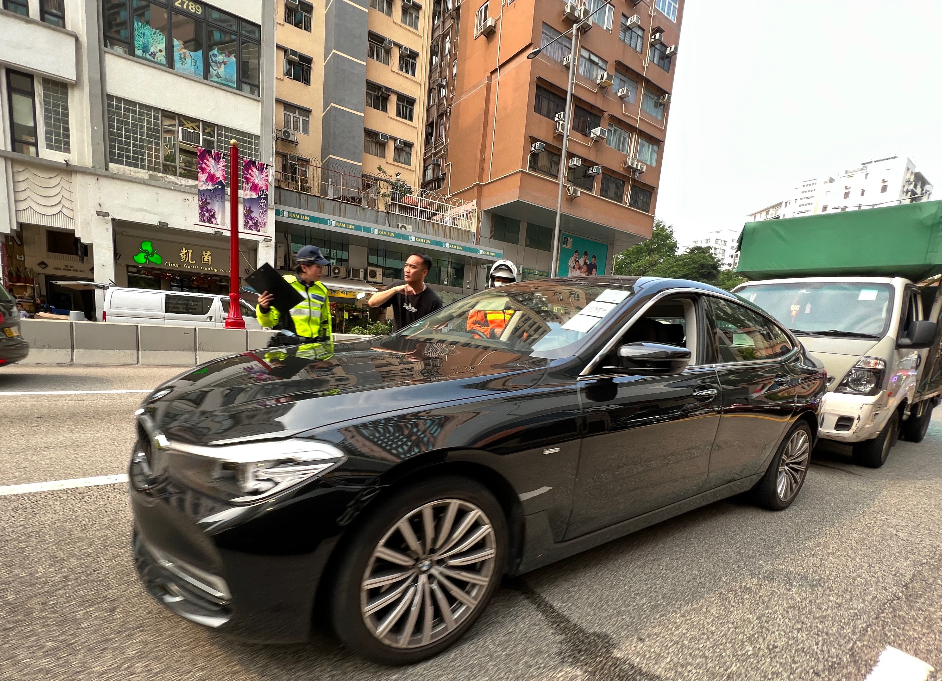 太子道西三車相撞，當中涉及貨車、私家車及小巴。