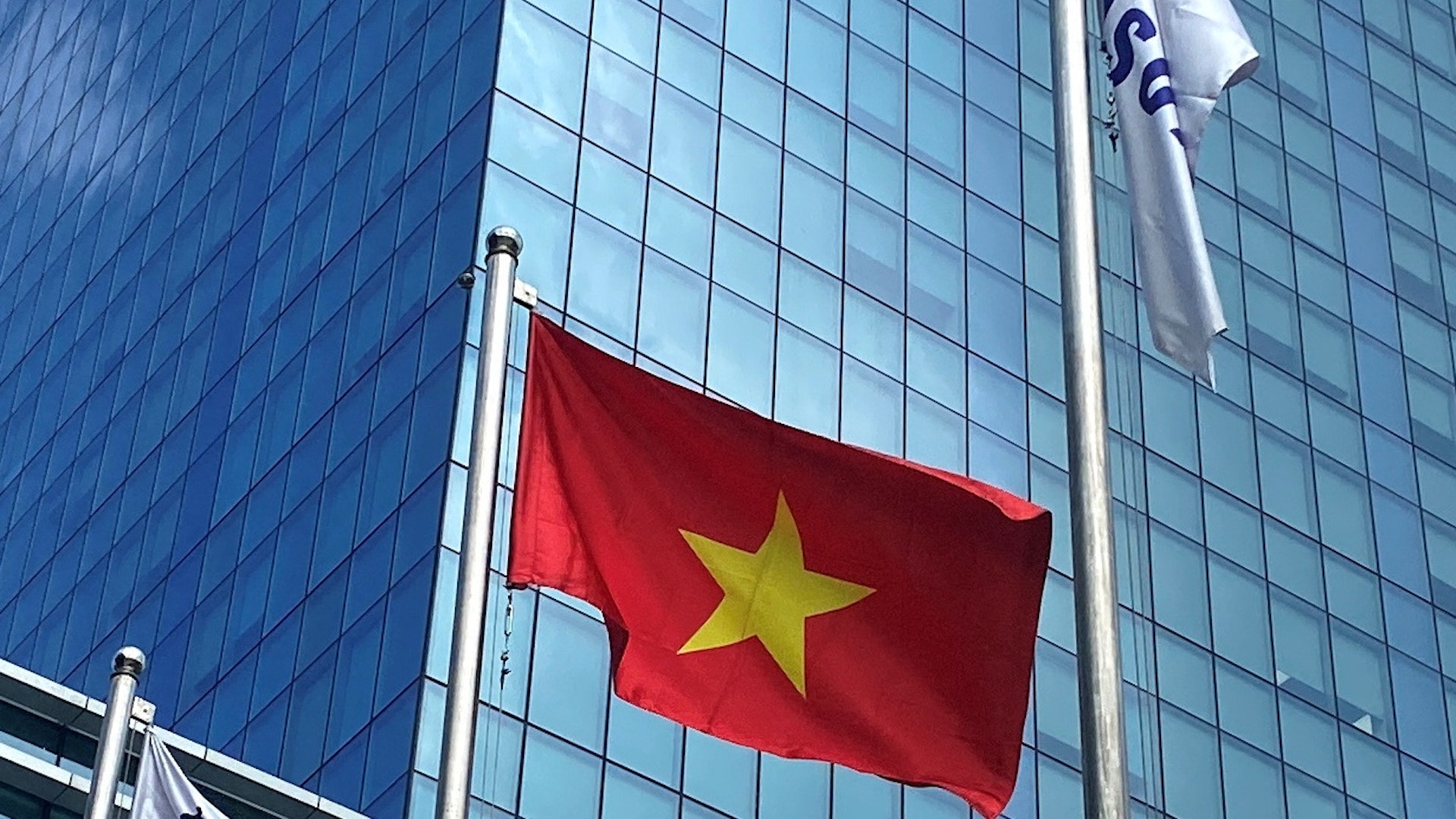 2023年5月29日,越南國旗在河內的三星中心大樓外飄揚。(Reuters)