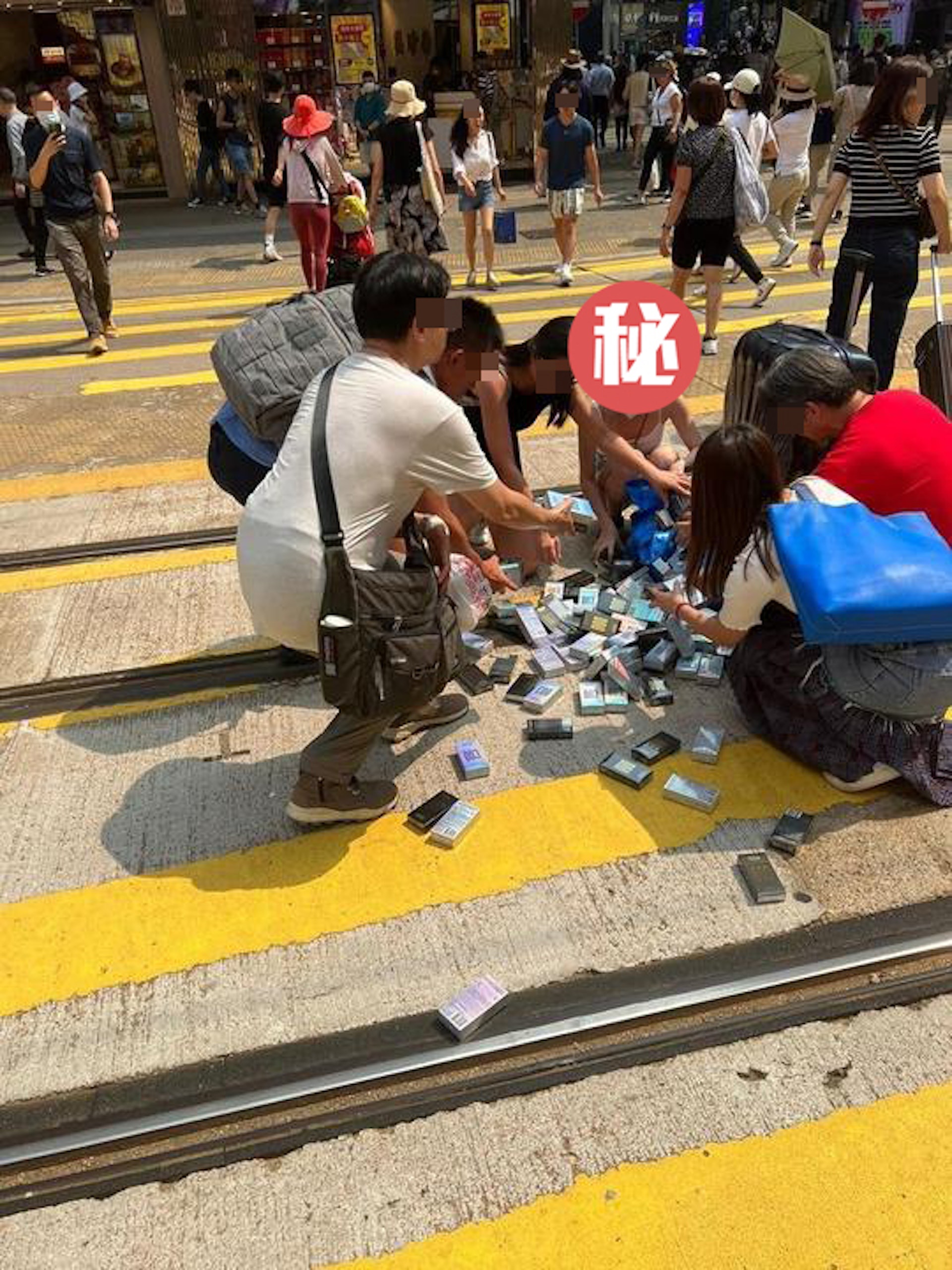 網上多個群組下午瘋傳數張相片,見到俗稱「姜濤灣」的銅鑼灣怡和街對開馬路,有穿着吊帶背心女子的拖篋女子,疑不慎在馬路中跌了一大袋安全套,幸獲路人幫忙執拾。(網上圖片) 網上多個群組下午瘋傳數張相片,見到俗稱「姜濤灣」的銅鑼灣怡和街對開馬路,有穿着吊帶背心女子的拖篋女子,疑不慎在馬路中跌了一大袋安全套,幸獲路人幫忙執拾。(網上圖片)