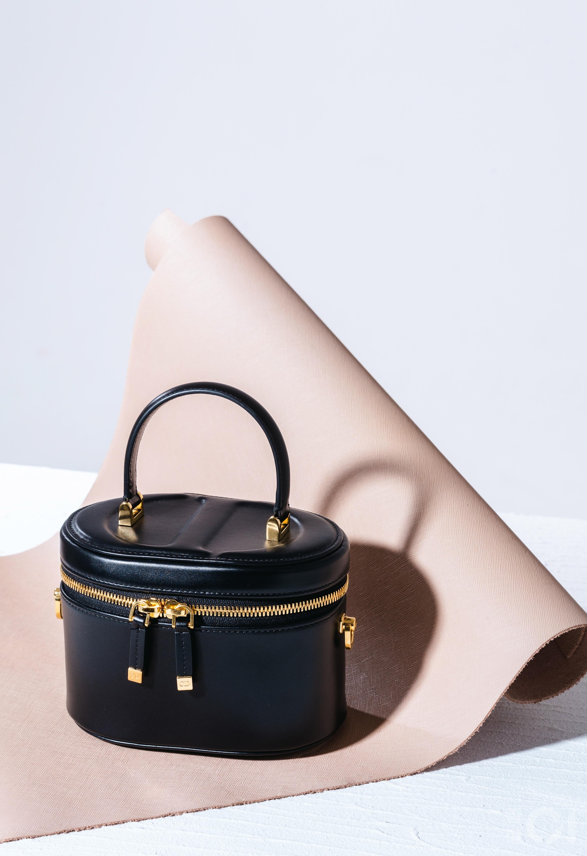 開箱Dior、Givenchy近2萬元話題新袋！搭粉色造型擺脫甜膩顯型格
