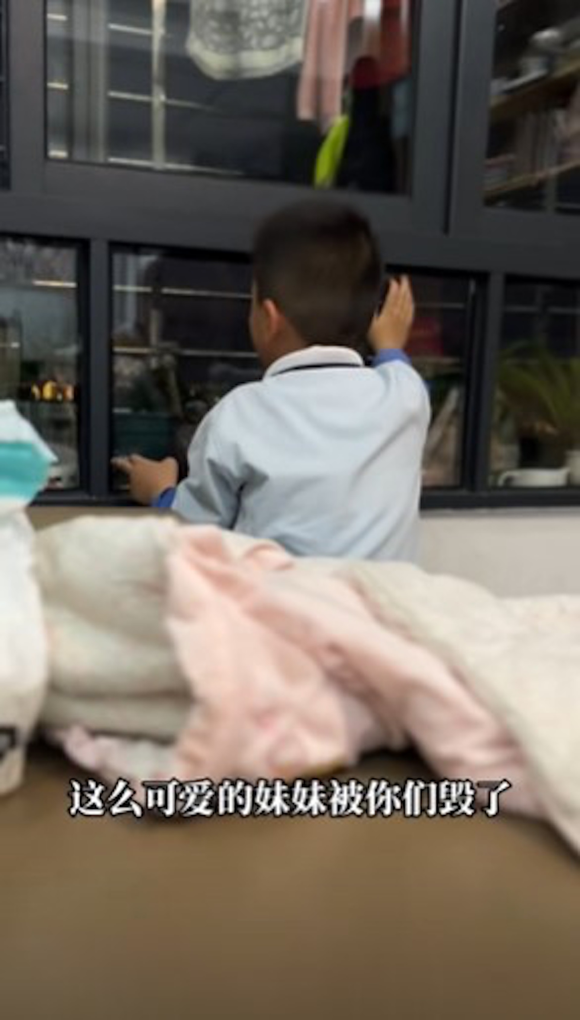 內地有男童不滿父母幫妹妹起的名字「太土」,狂哭不止,反應逗笑不少網民。(@橙子和他爸 / 抖音) 內地有男童不滿父母幫妹妹起的名字「太土」,狂哭不止,反應逗笑不少網民。(@橙子和他爸 / 抖音)