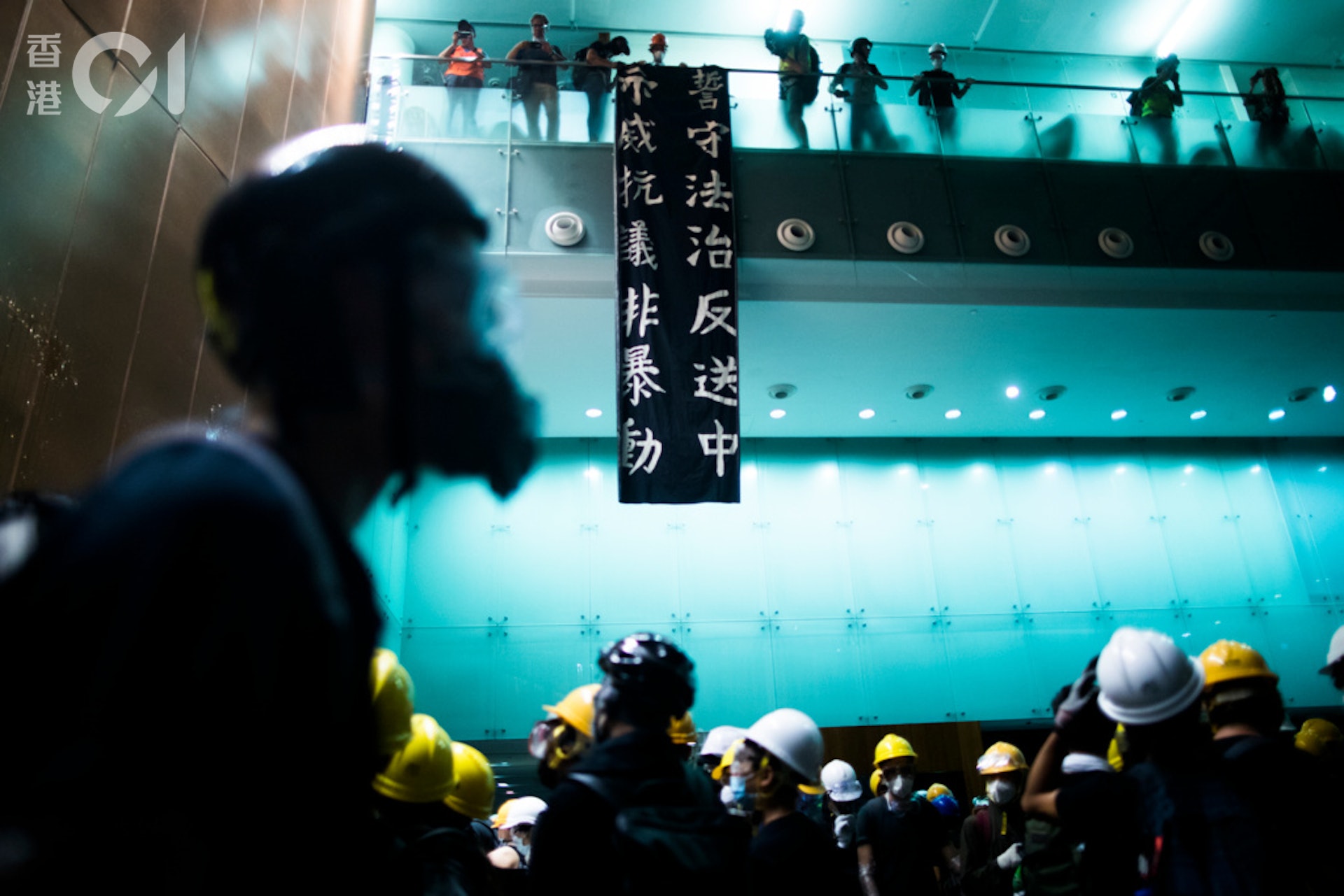 45幅幕牆玻璃、3幅自動玻璃趙門、13隻玻璃門被破壞,地下大堂250平方米石牆被塗鴉。(資料圖片 45幅幕牆玻璃、3幅自動玻璃趙門、13隻玻璃門被破壞,地下大堂250平方米石牆被塗鴉。(資料圖片