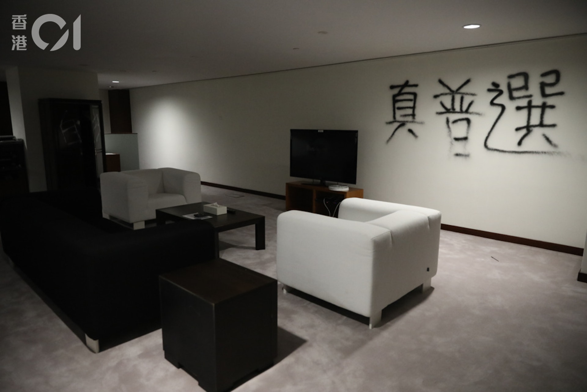 地下閣樓至2樓走廊有約1000平方米地方被油漆被塗鴉。(資料圖片) 地下閣樓至2樓走廊有約1000平方米地方被油漆被塗鴉。(資料圖片)