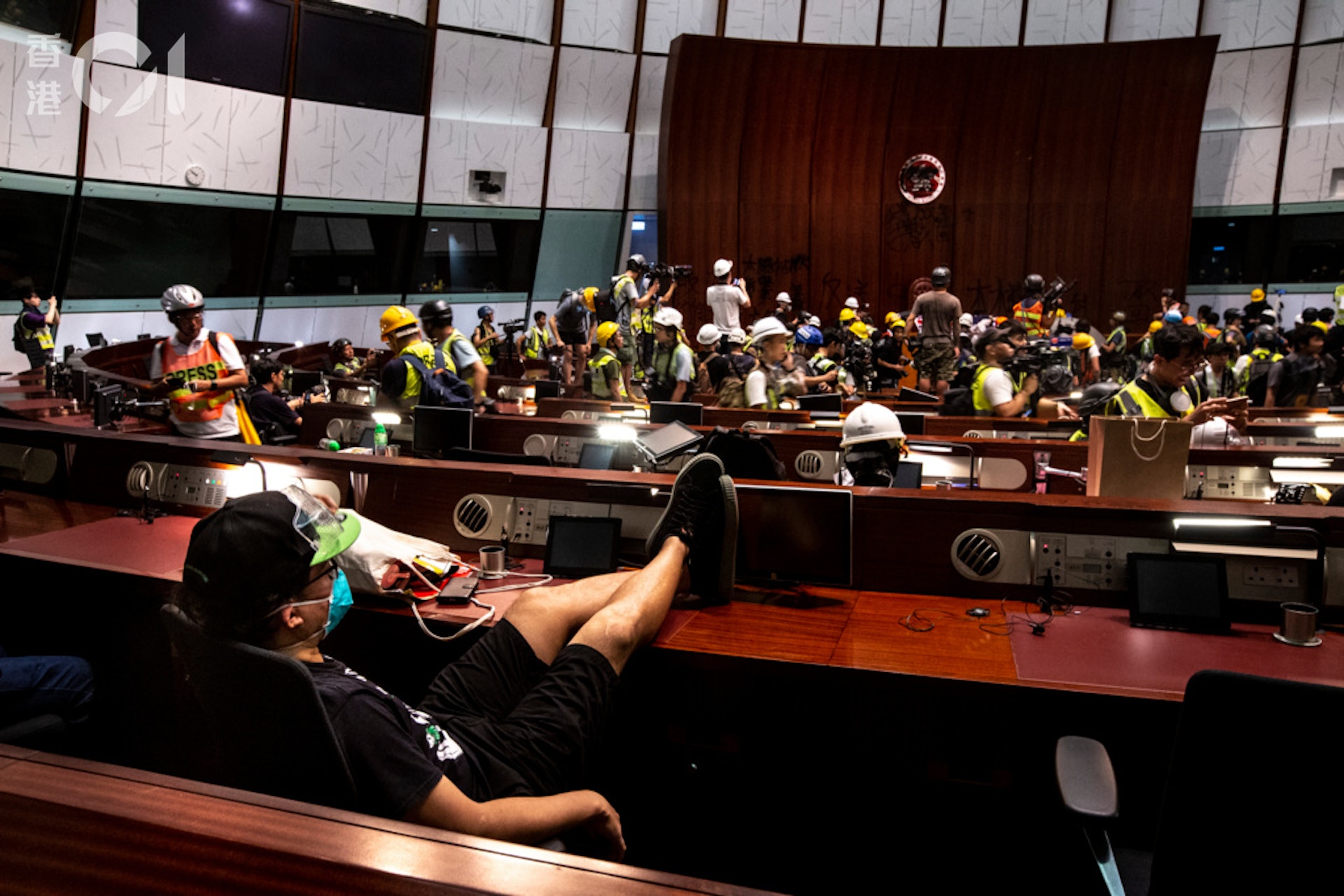 有示威者坐在議員座位休息。(資料圖片) 有示威者坐在議員座位休息。(資料圖片)