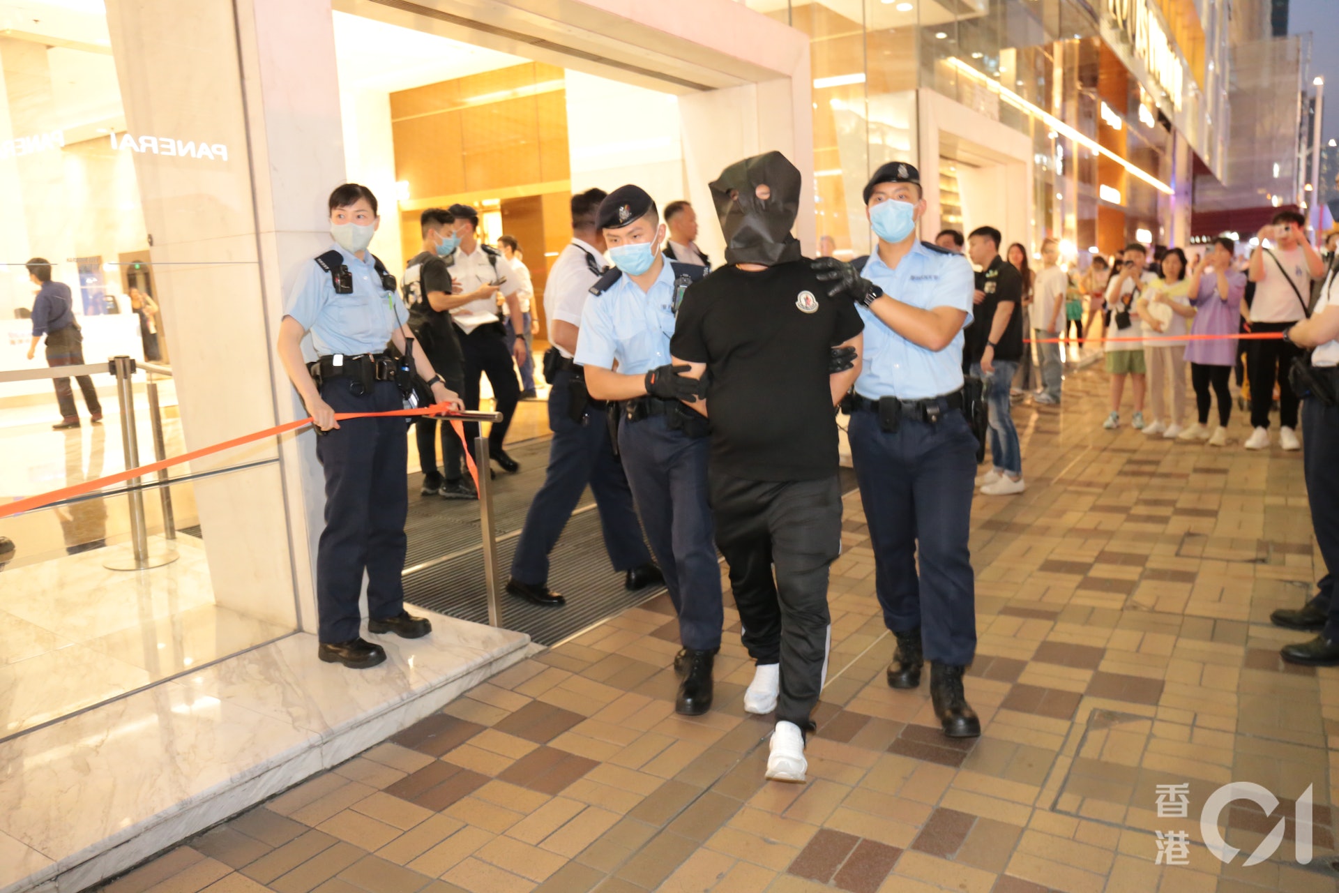警方拘捕兩名主腦,包括廟街朗。(梁偉權攝) 警方拘捕兩名主腦,包括廟街朗。(梁偉權攝)