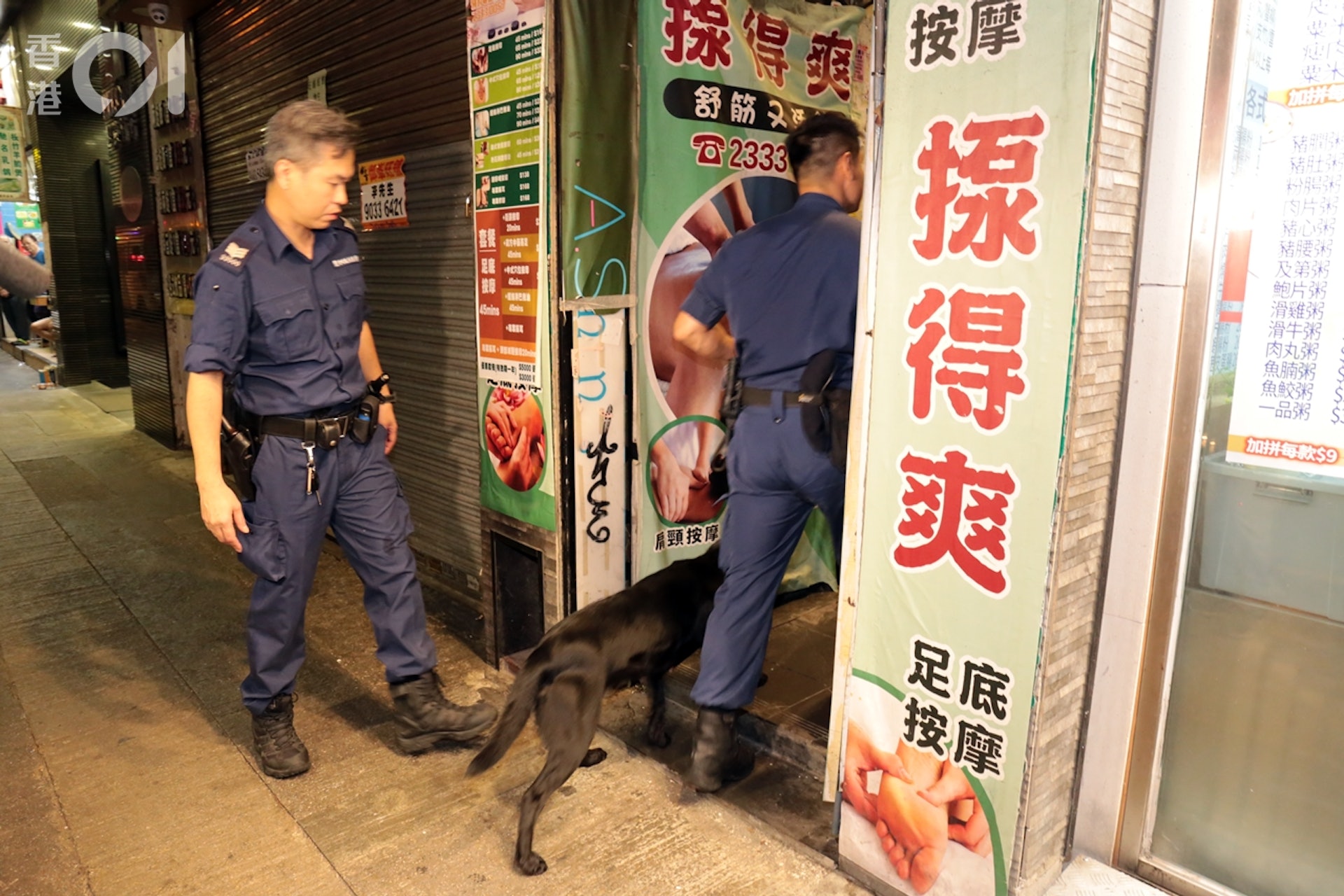 警犬到場協助搜索。(梁偉權攝) 警犬到場協助搜索。(梁偉權攝)