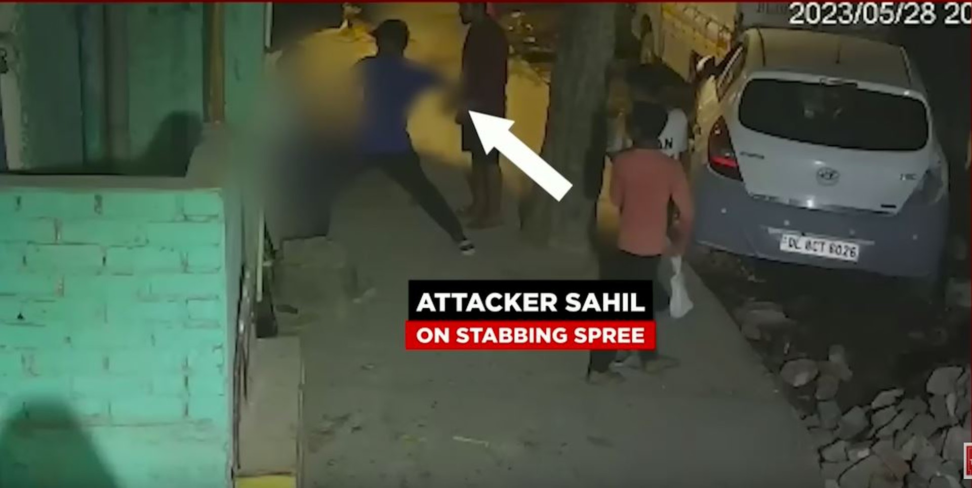 印度發生恐怖情殺案，一名16歲少女遭男友當街狂刺20多刀，並用石頭猛打頭部死亡。（影片截圖）