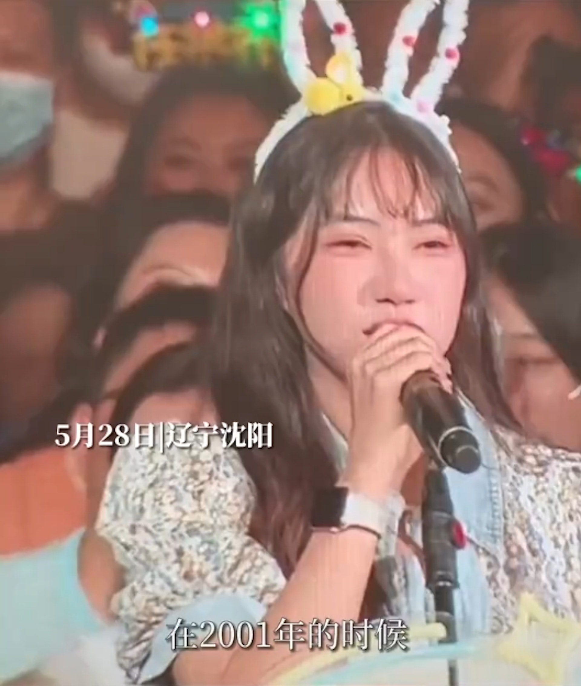 任賢齊出道已經33年,日前在大陸瀋陽開演唱會,意外曝光了22年前做的愛心之舉,當時接受任賢齊善行的女孩特地現身公開這段往事,讓在場的觀眾都很感動。(抖音影片截圖) 任賢齊出道已經33年,日前在大陸瀋陽開演唱會,意外曝光了22年前做的愛心之舉,當時接受任賢齊善行的女孩特地現身公開這段往事,讓在場的觀眾都很感動。(抖音影片截圖)