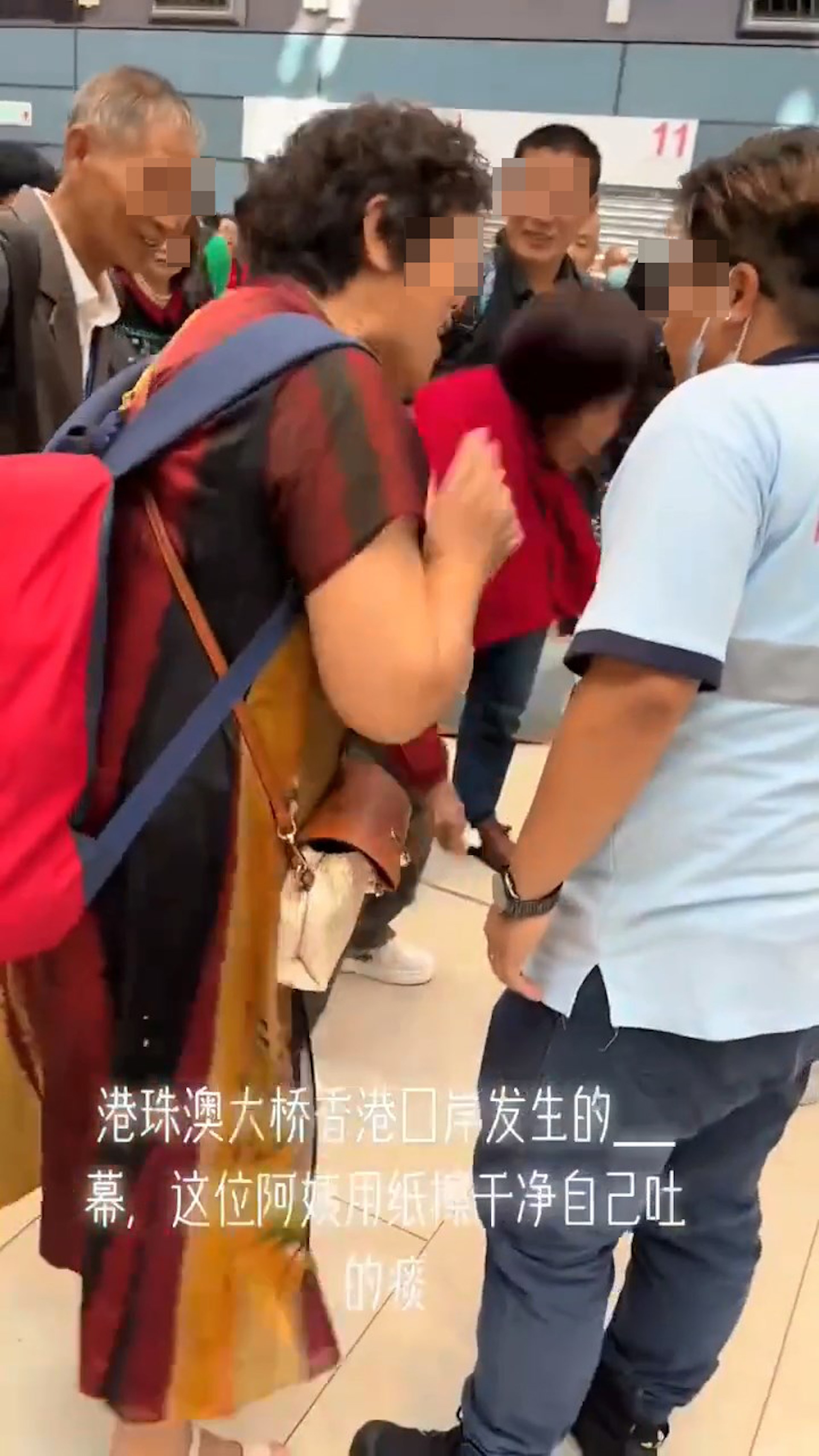 網上近日流傳影片,指有內地遊客在港珠澳大橋香港口岸大堂隨地吐痰,被香港工作人員要求清潔乾淨,但內地遊客似乎不明所以稱「不懂」,與工作人員爭論。(影片截圖) 網上近日流傳影片,指有內地遊客在港珠澳大橋香港口岸大堂隨地吐痰,被香港工作人員要求清潔乾淨,但內地遊客似乎不明所以稱「不懂」,與工作人員爭論。(影片截圖)