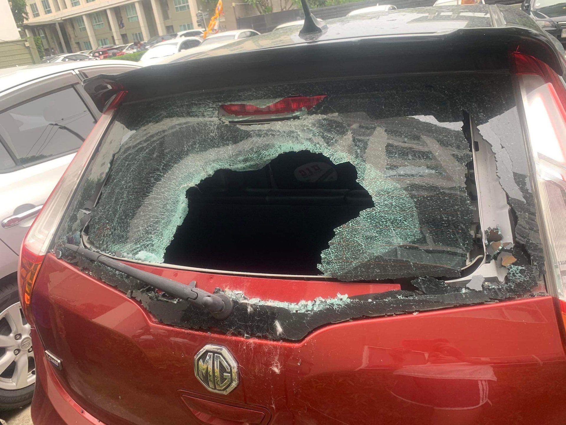 涉事的紅色私家車,後面的擋風玻璃被砸出一個大洞。(facebook圖片) 涉事的紅色私家車,後面的擋風玻璃被砸出一個大洞。(facebook圖片)