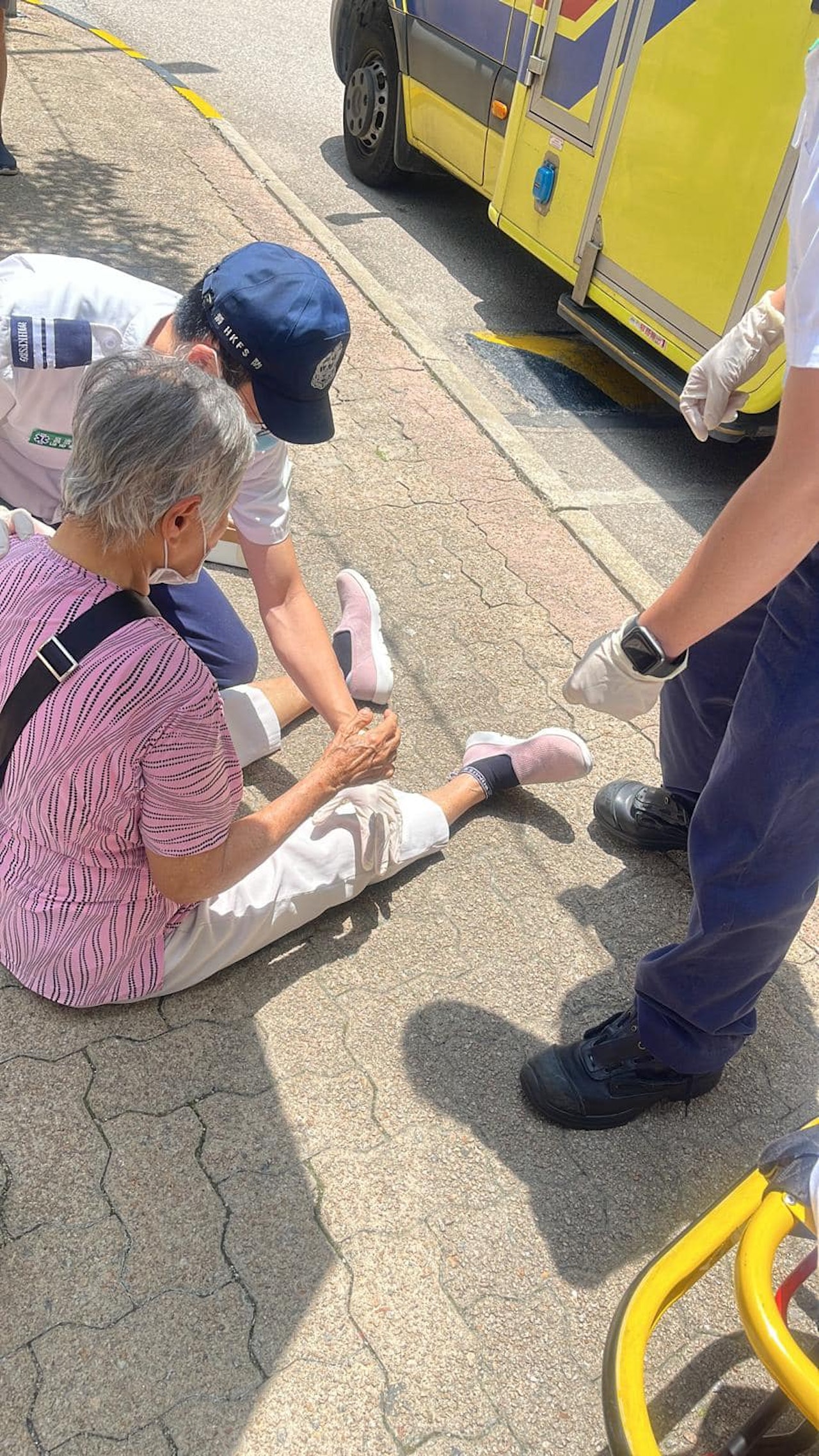 有港女於網上分享好人好事,指出90歲媽媽日前於青衣海悅花園附近跌倒,幸遇上善心街坊扶起、開雨傘遮擋太陽及報警召救護車。(facebook群組「青衣街坊吹水會」圖片) 有港女於網上分享好人好事,指出90歲媽媽日前於青衣海悅花園附近跌倒,幸遇上善心街坊扶起、開雨傘遮擋太陽及報警召救護車。(facebook群組「青衣街坊吹水會」圖片)