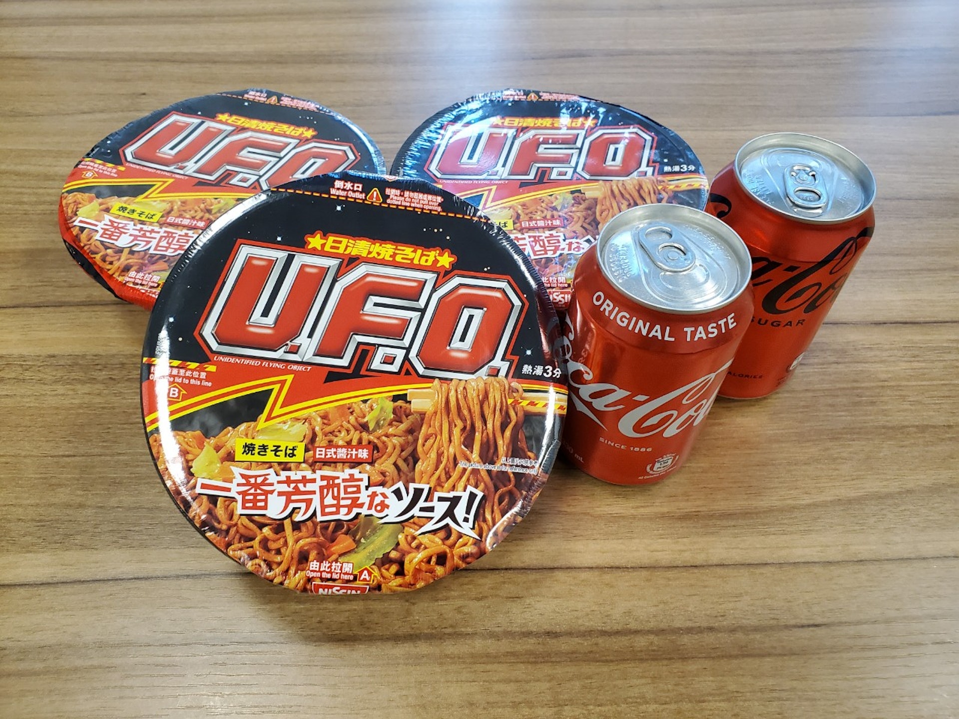近日有日媒竟教到用可樂煮日清食品推出的「U.F.O.」炒麵特別好吃(邵蔚昀攝) 近日有日媒竟教到用可樂煮日清食品推出的「U.F.O.」炒麵特別好吃(邵蔚昀攝)