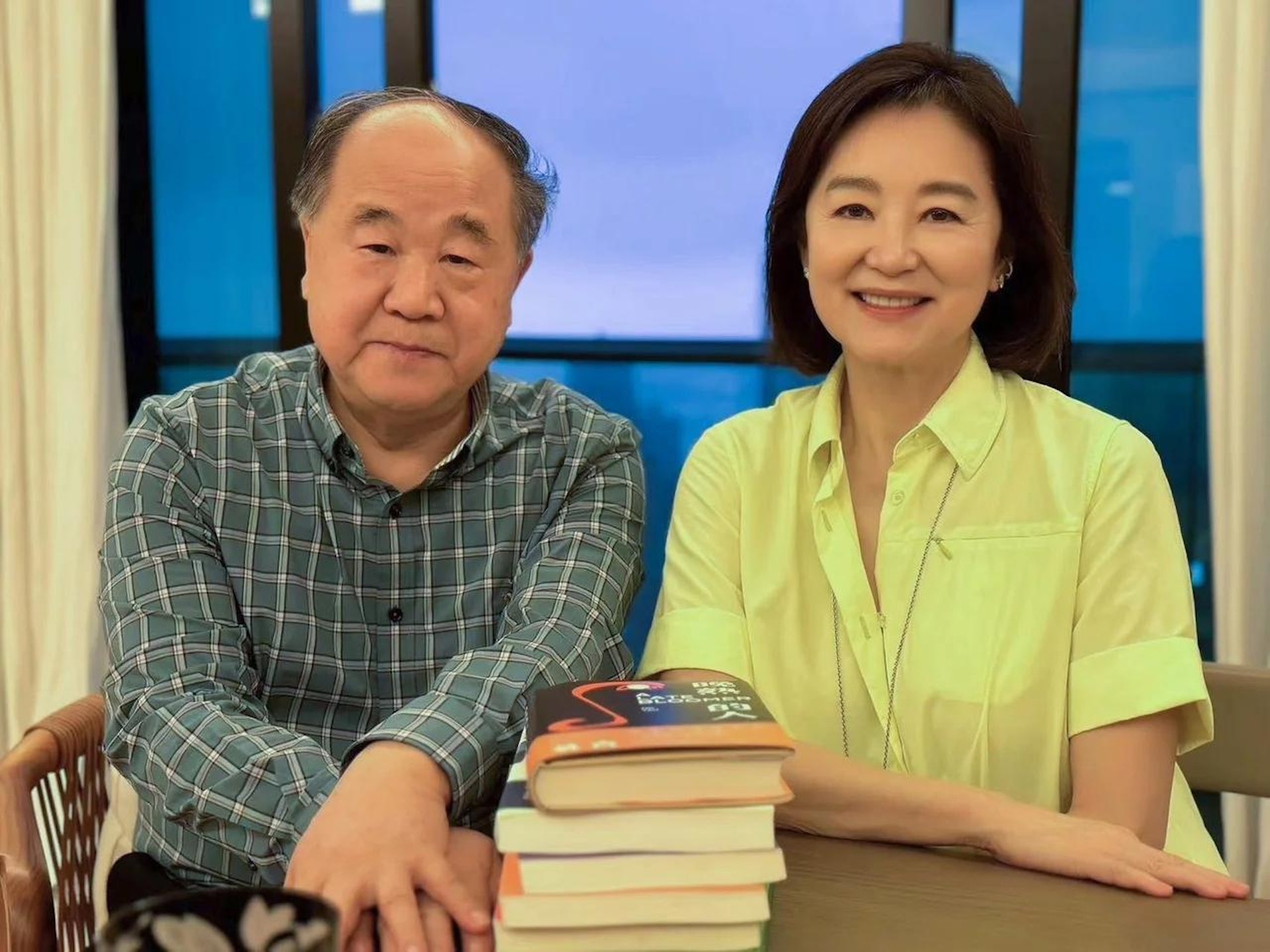 林青霞邀請諾貝爾文學獎得主莫言等人,到半山豪宅做客。(微博) 林青霞邀請諾貝爾文學獎得主莫言等人,到半山豪宅做客。(微博)