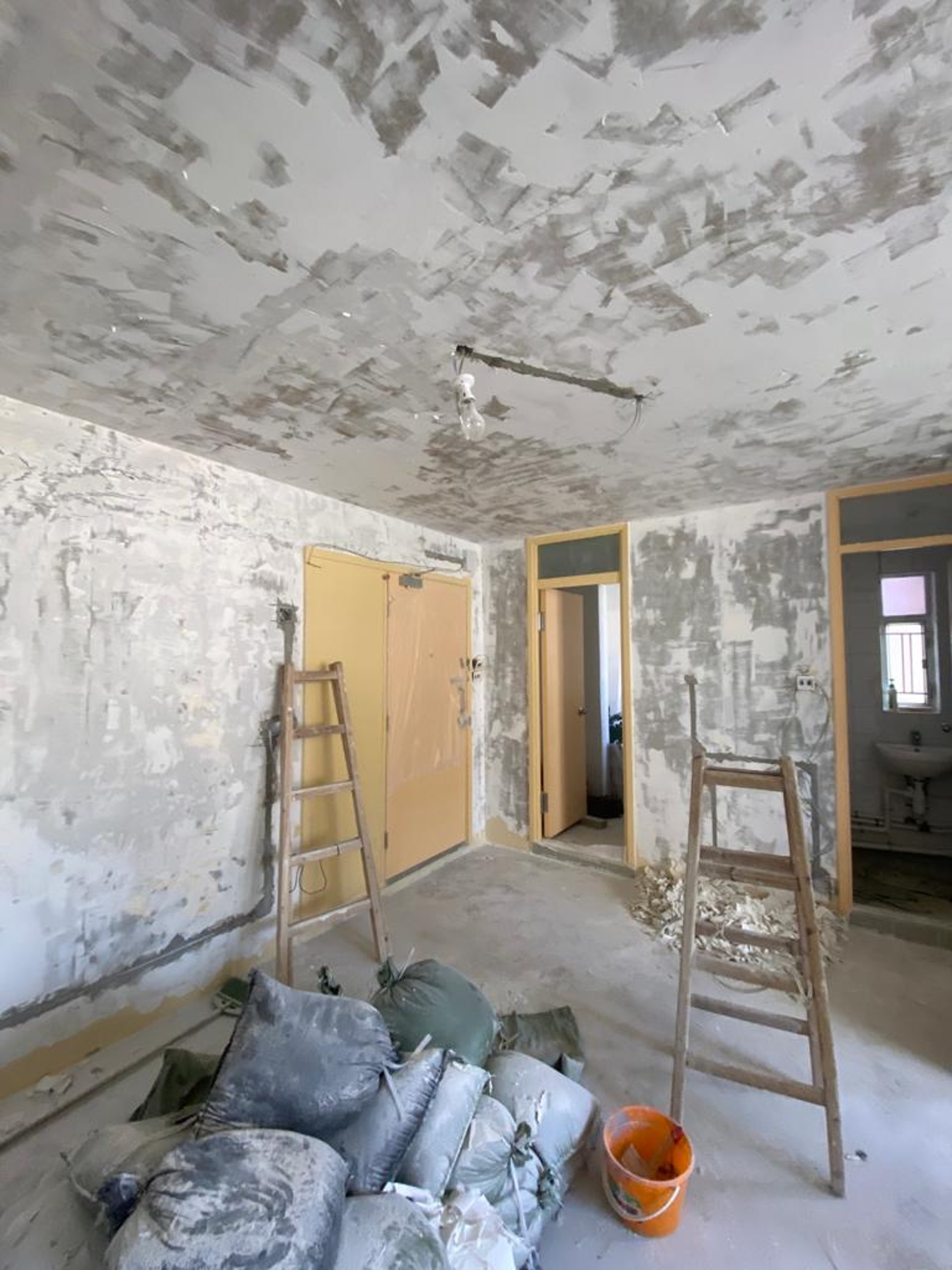 廚房隔火門屬於不允許自費改動的固定裝置,廁所非隔火門須事前要得到房委會批准才可自費改動。(圖片由鋽鴻設計工程公司提供) 廚房隔火門屬於不允許自費改動的固定裝置,廁所非隔火門須事前要得到房委會批准才可自費改動。(圖片由鋽鴻設計工程公司提供)