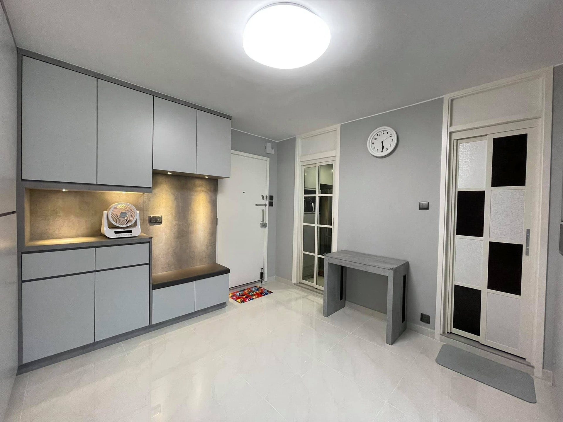 將廚房門改為玻璃門同樣不符合規定。(圖片由鋽鴻設計工程公司提供) 將廚房門改為玻璃門同樣不符合規定。(圖片由鋽鴻設計工程公司提供)