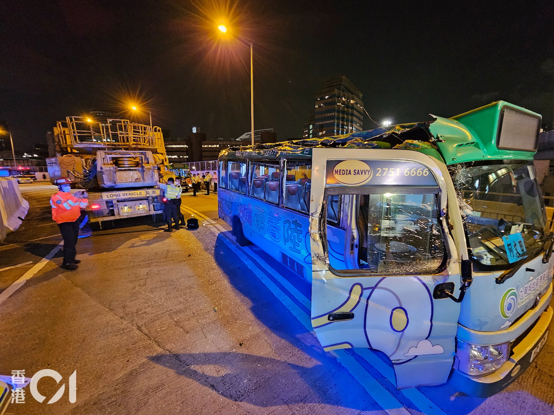 事發後小巴右邊車頂遭劏開,車頭損毁,車窗玻璃爆裂。(梁偉權攝) 事發後小巴右邊車頂遭劏開,車頭損毁,車窗玻璃爆裂。(梁偉權攝)