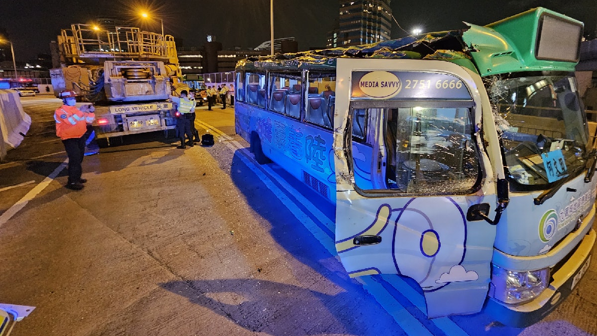 紅磡暢運道小巴撞工程車 車頂劏開 9乘客受傷 紅磡暢運道小巴撞工程車 車頂劏開 9乘客受傷