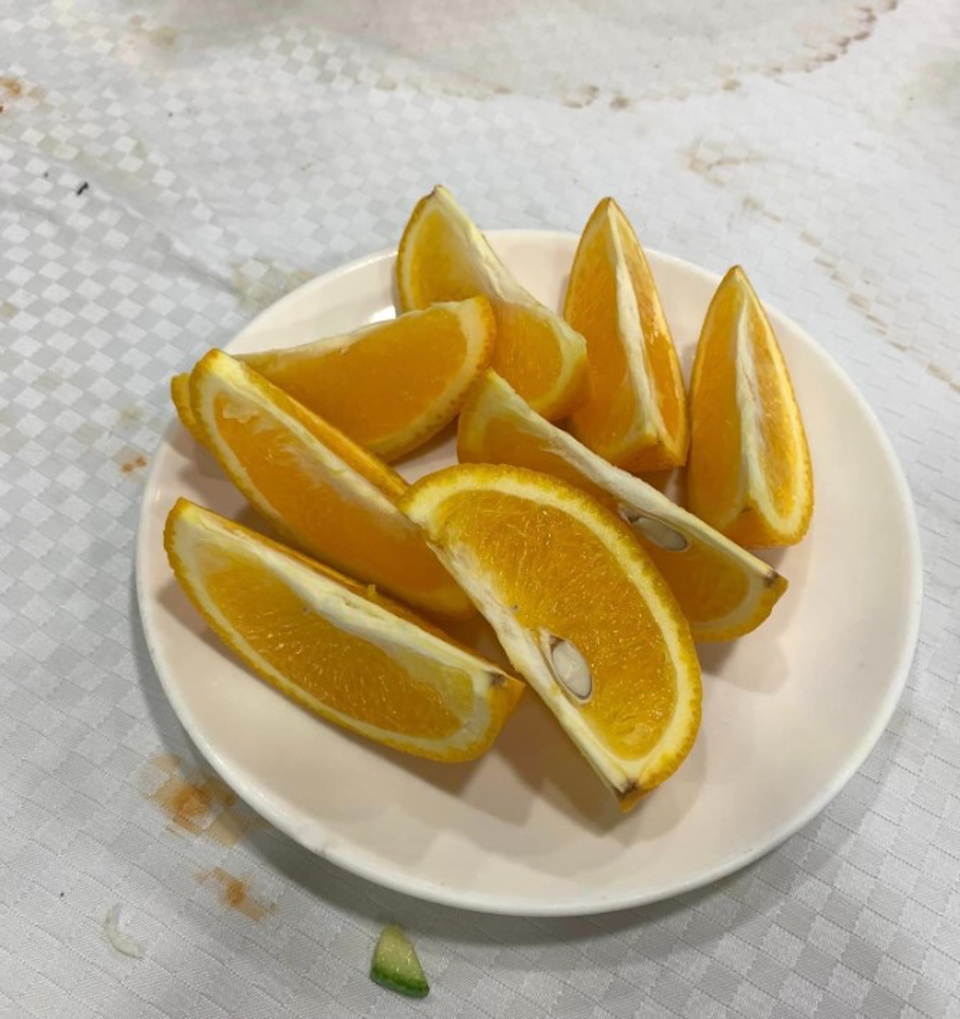 最後端上的水果只有8塊橙,亦沒有擺盤。(FB「香港茶餐廳及美食關注組」圖片) 最後端上的水果只有8塊橙,亦沒有擺盤。(FB「香港茶餐廳及美食關注組」圖片)
