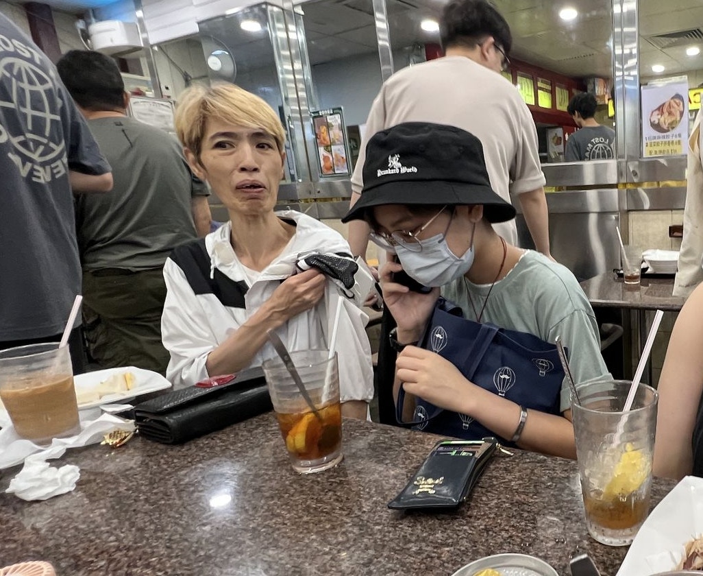 方媽媽（圖左）表示，昨日於晚飯中途收到女兒死訊，但未敢與年邁兩老交代。（翁鈺輝攝）