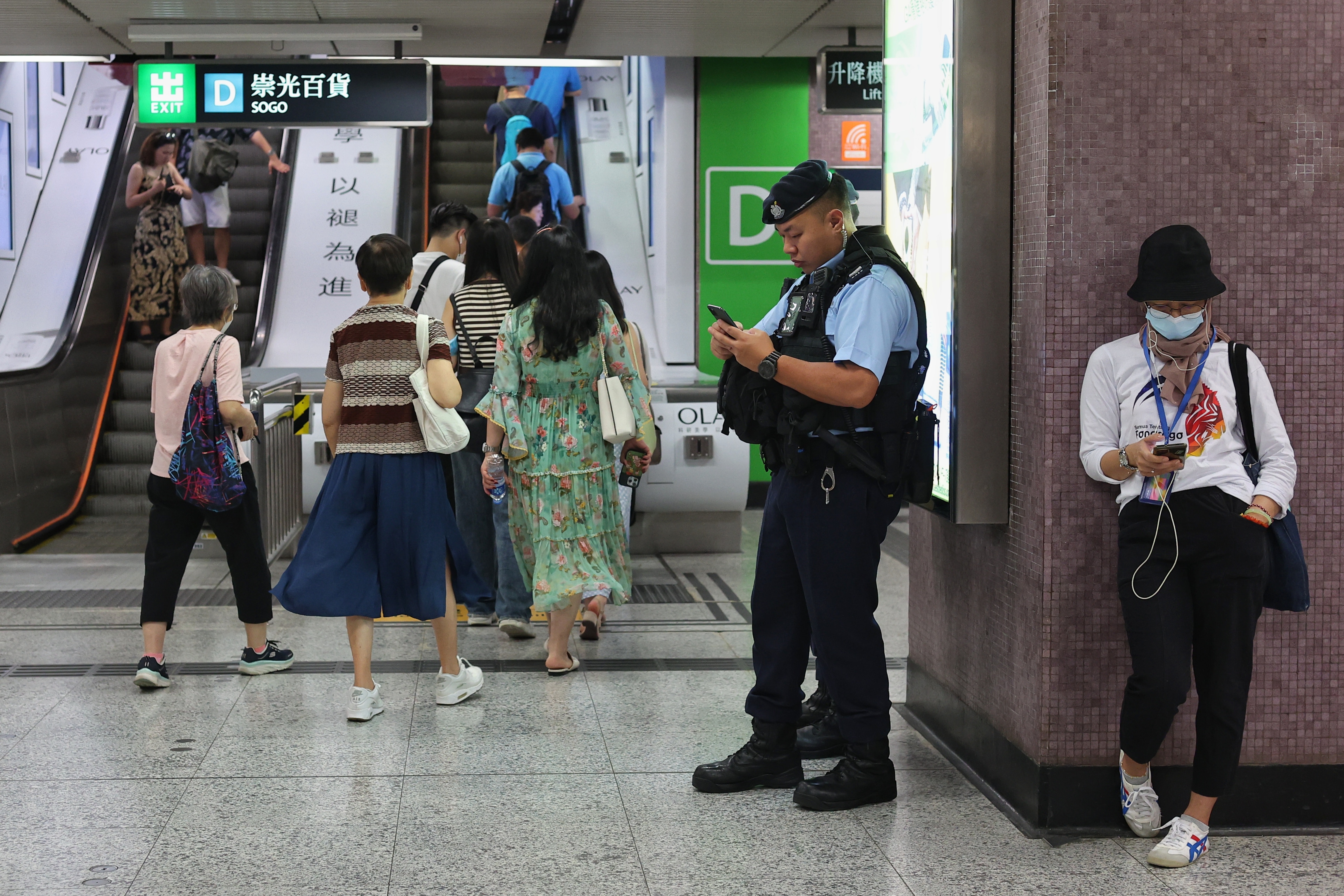 6月4日，警隊在銅鑼灣一帶布防，大批軍裝警員在街上巡邏。（張浩維攝）