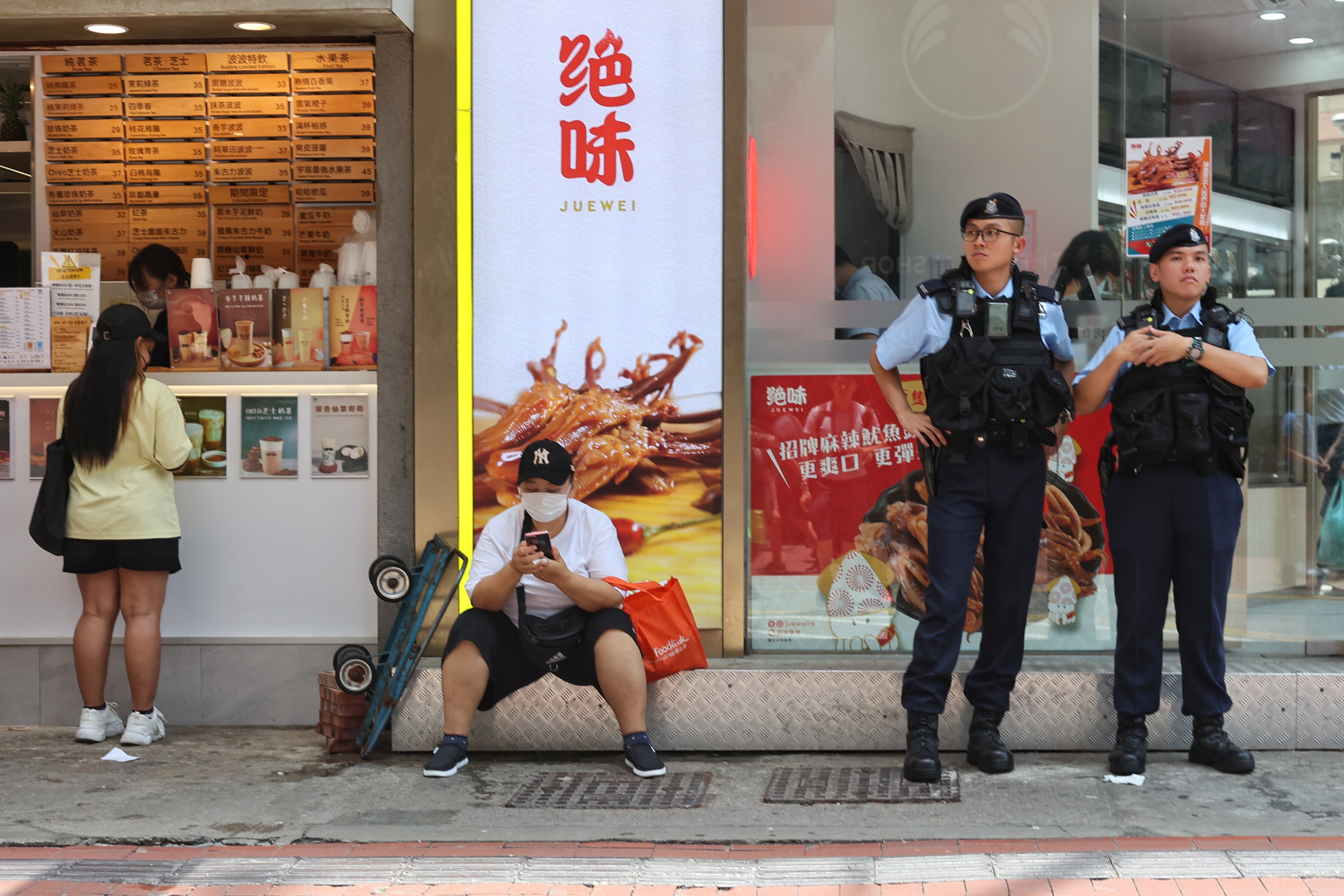 6月4日，警隊在銅鑼灣一帶布防，大批軍裝警員在街上巡邏。（張浩維攝）