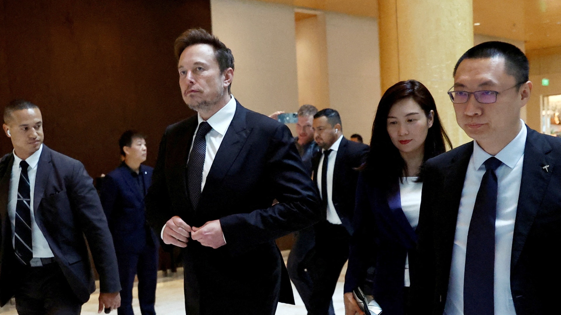 2023年5月31日,Tesla行政總裁馬斯克(Elon Musk)訪華期間,他離開中國北京的一家酒店。走在他身旁的是特斯拉全球CEO朱曉彤(Tom Zhu)和特斯拉對外事務副總裁陶琳(Grace Tao)。(Reuters) 2023年5月31日,Tesla行政總裁馬斯克(Elon Musk)訪華期間,他離開中國北京的一家酒店。走在他身旁的是特斯拉全球CEO朱曉彤(Tom Zhu)和特斯拉對外事務副總裁陶琳(Grace Tao)。(Reuters)