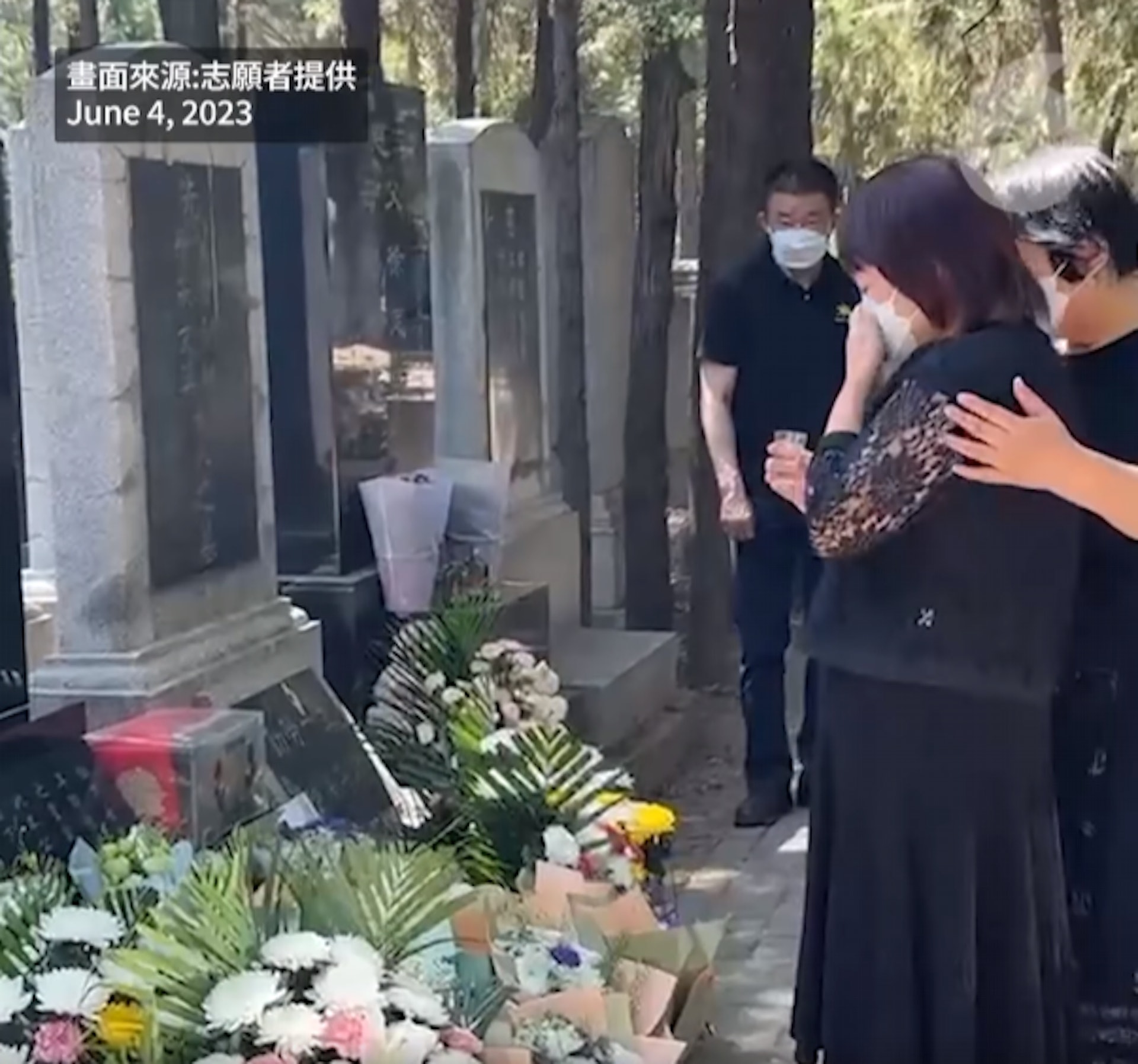 6名天安門母親代表於萬安公墓拜祭。(自由亞洲電台影片截圖) 6名天安門母親代表於萬安公墓拜祭。(自由亞洲電台影片截圖)