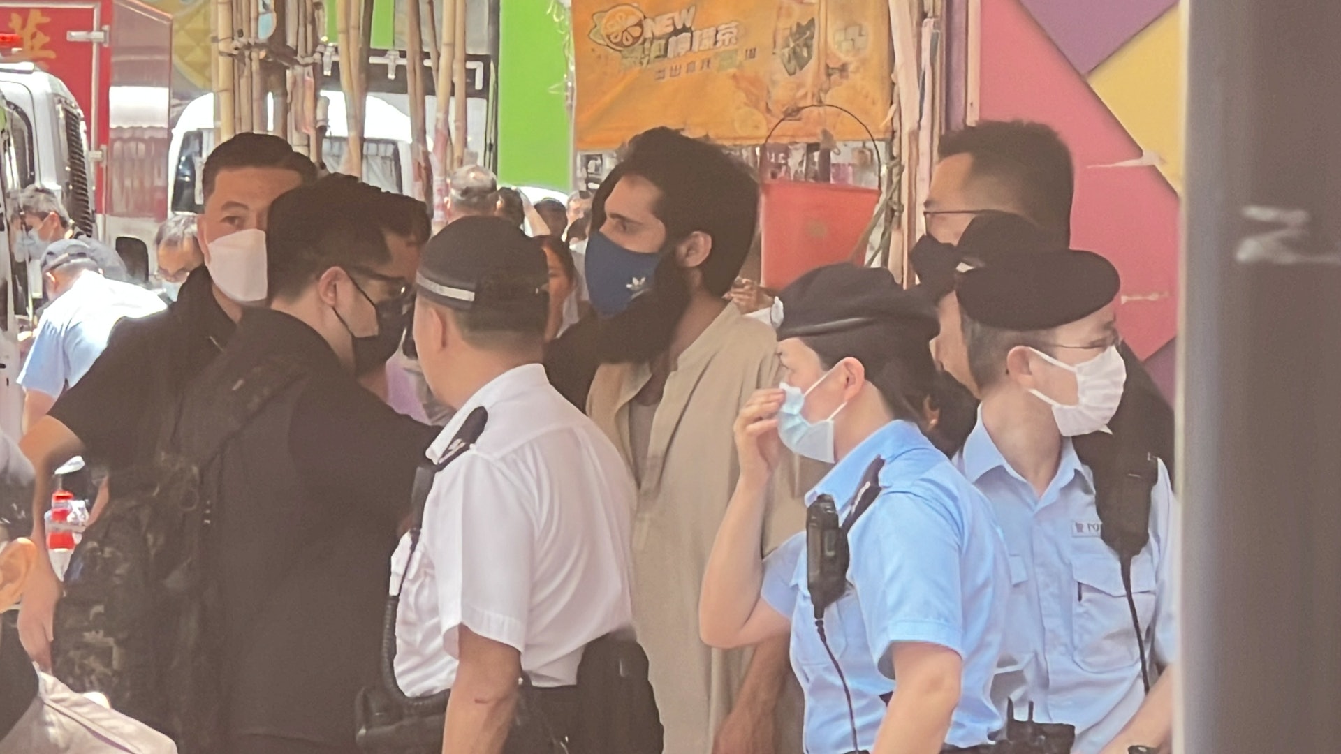 3名女死者的父親(藍口罩)在現場助查。(翁鈺輝攝) 3名女死者的父親(藍口罩)在現場助查。(翁鈺輝攝)