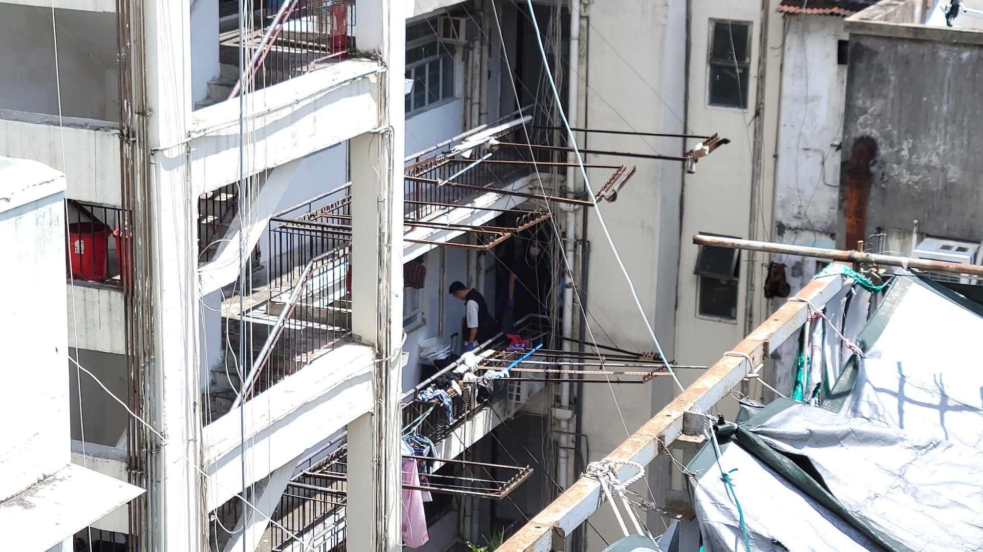 警員在案發單位調查。(蔡正邦攝) 警員在案發單位調查。(蔡正邦攝)