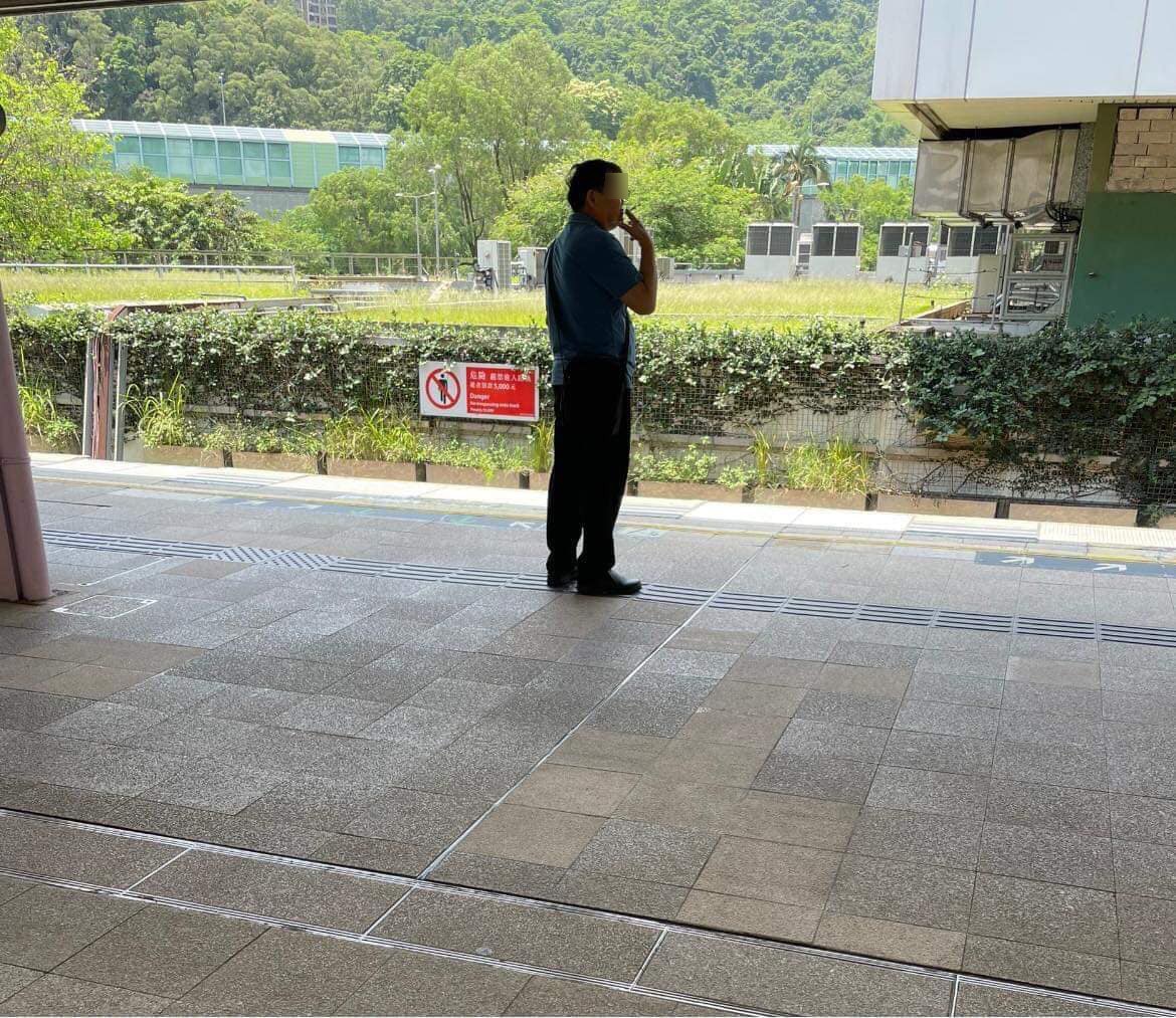 最近有網民在社交平台上傳照片，顯示1名疑似內地大叔在某個港鐵東鐵線站月台吸煙，被人勸阻時更是態度囂張地駁斥對方。（facebook圖片）