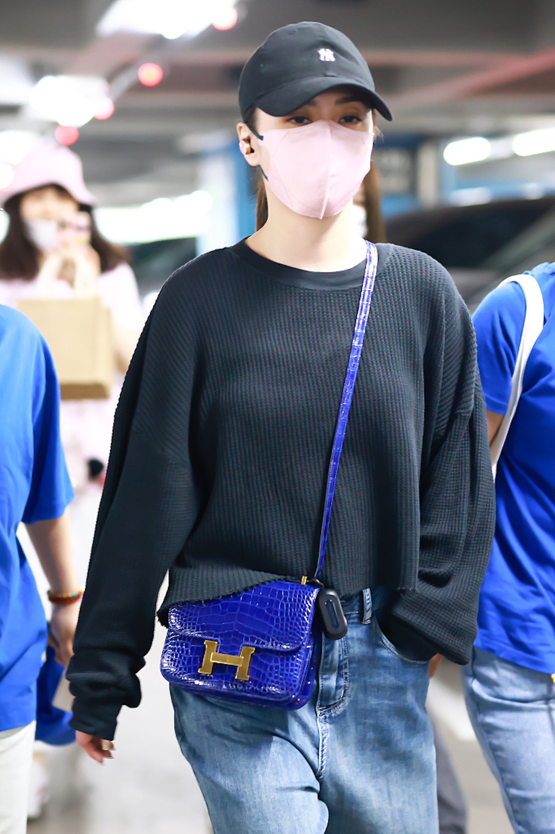 阿嬌孭着藍色鰐魚皮Hermès The Constance bag現身機場。(視覺中國) 阿嬌孭着藍色鰐魚皮Hermès The Constance bag現身機場。(視覺中國)