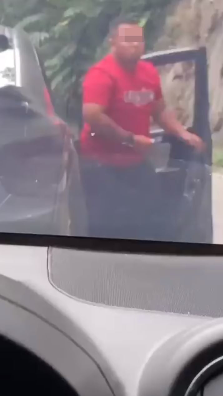 一名身形粗獷的短袖紅衣男司機下車。（網上影片截圖）