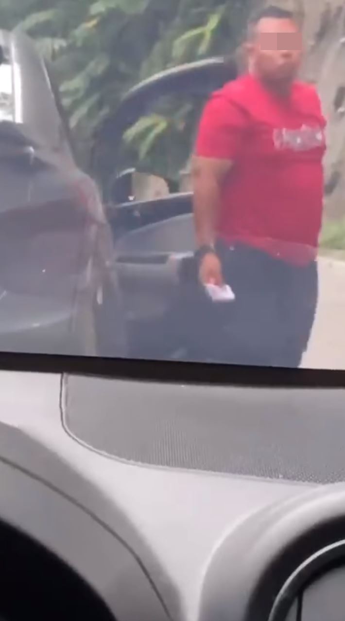 一名身形粗獷的短袖紅衣男司機下車。（網上影片截圖）