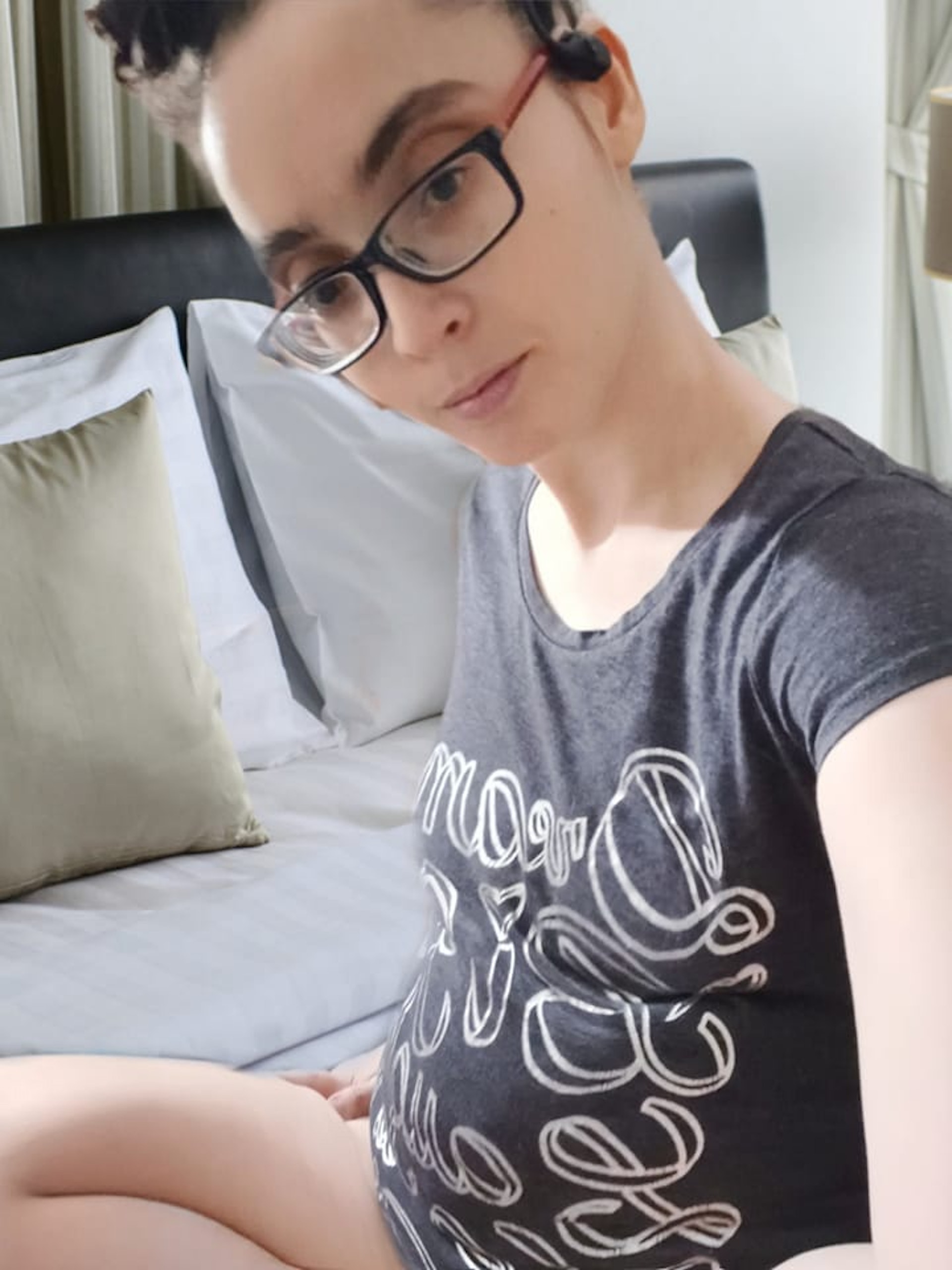 美國紐約市36歲女子拉莫斯去年利用AI聊天機械人軟體Replika,創造虛擬情人卡特爾,結果在每天聊天之下瘋狂愛上AI情人,現在甚至對外宣稱2人已經結婚,特殊感情關係引發外界好奇。(Facebook@Rosanna Ramo) 美國紐約市36歲女子拉莫斯去年利用AI聊天機械人軟體Replika,創造虛擬情人卡特爾,結果在每天聊天之下瘋狂愛上AI情人,現在甚至對外宣稱2人已經結婚,特殊感情關係引發外界好奇。(Facebook@Rosanna Ramo)