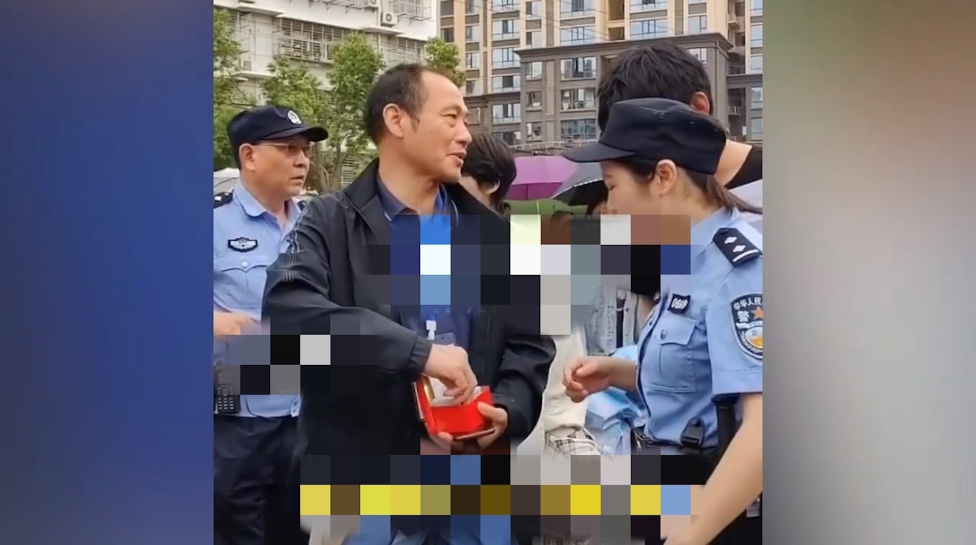 內地有迷糊考生高考前日身份證過期,考試當日民警緊急補辦,順利入考。(圖 / 澎湃新聞) 內地有迷糊考生高考前日身份證過期,考試當日民警緊急補辦,順利入考。(圖 / 澎湃新聞)