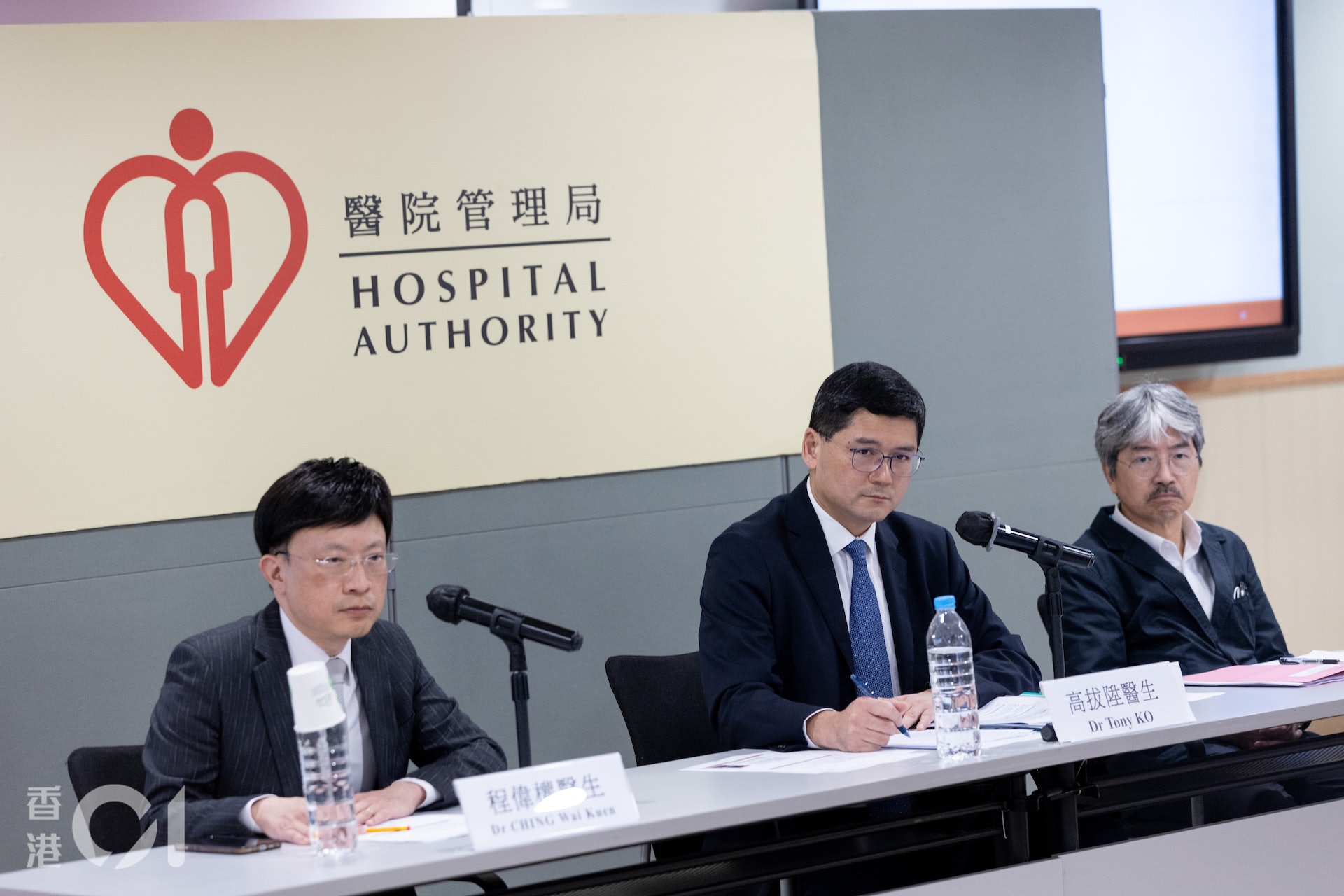 醫院管理局6月7日公布醫院物品墮下事故調查報告。行政總裁高拔陞(中)稱自葵涌醫院出現冧石屎後,醫管局已巡視七個聯網的公立醫院樓宇安全,至今已維修了800多個地方。(夏家朗攝) 醫院管理局6月7日公布醫院物品墮下事故調查報告。行政總裁高拔陞(中)稱自葵涌醫院出現冧石屎後,醫管局已巡視七個聯網的公立醫院樓宇安全,至今已維修了800多個地方。(夏家朗攝)